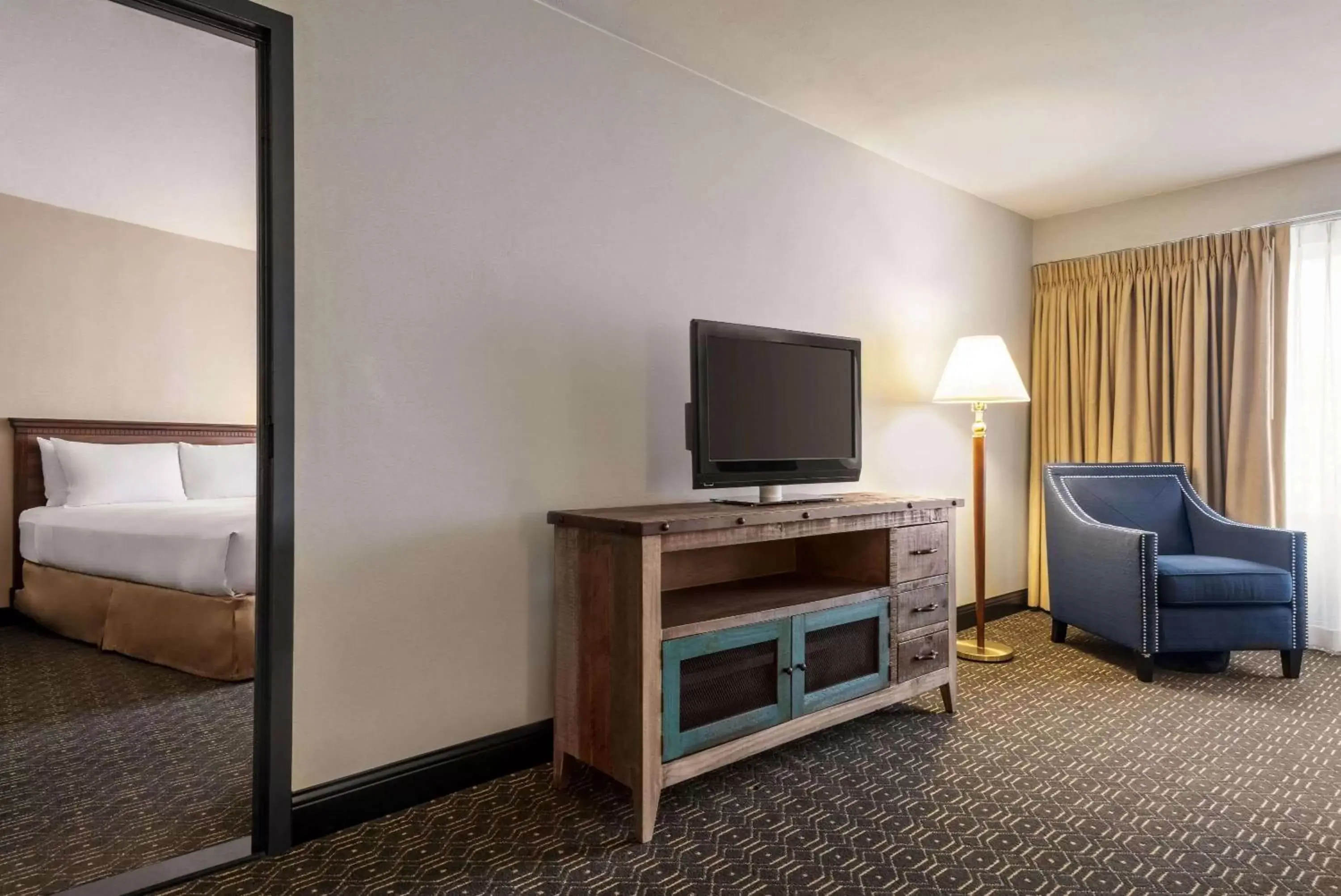 Photo of the whole room, TV/Entertainment Center in Wyndham Springfield City Centre