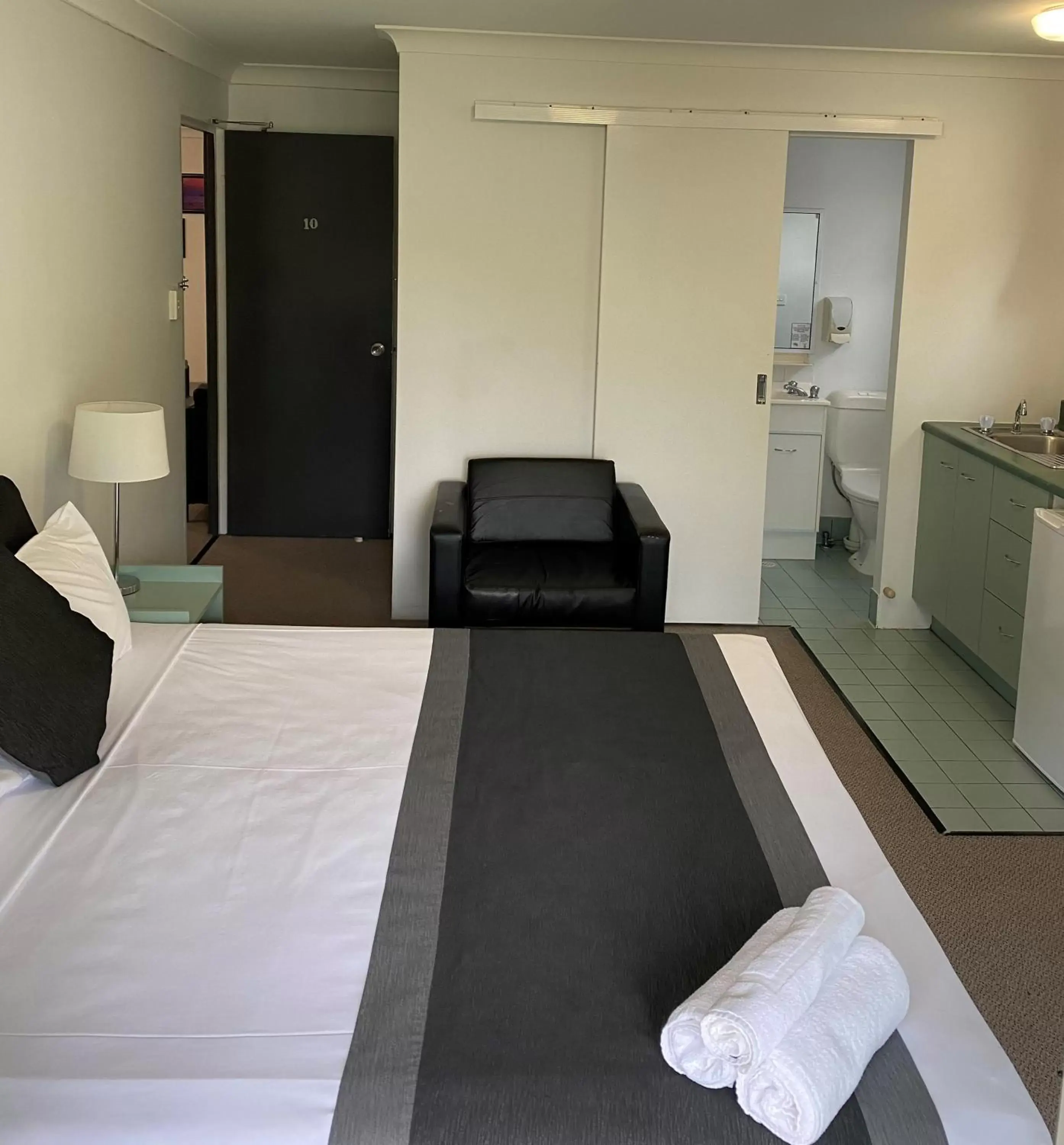 Photo of the whole room, Bed in Chermside Court Motel