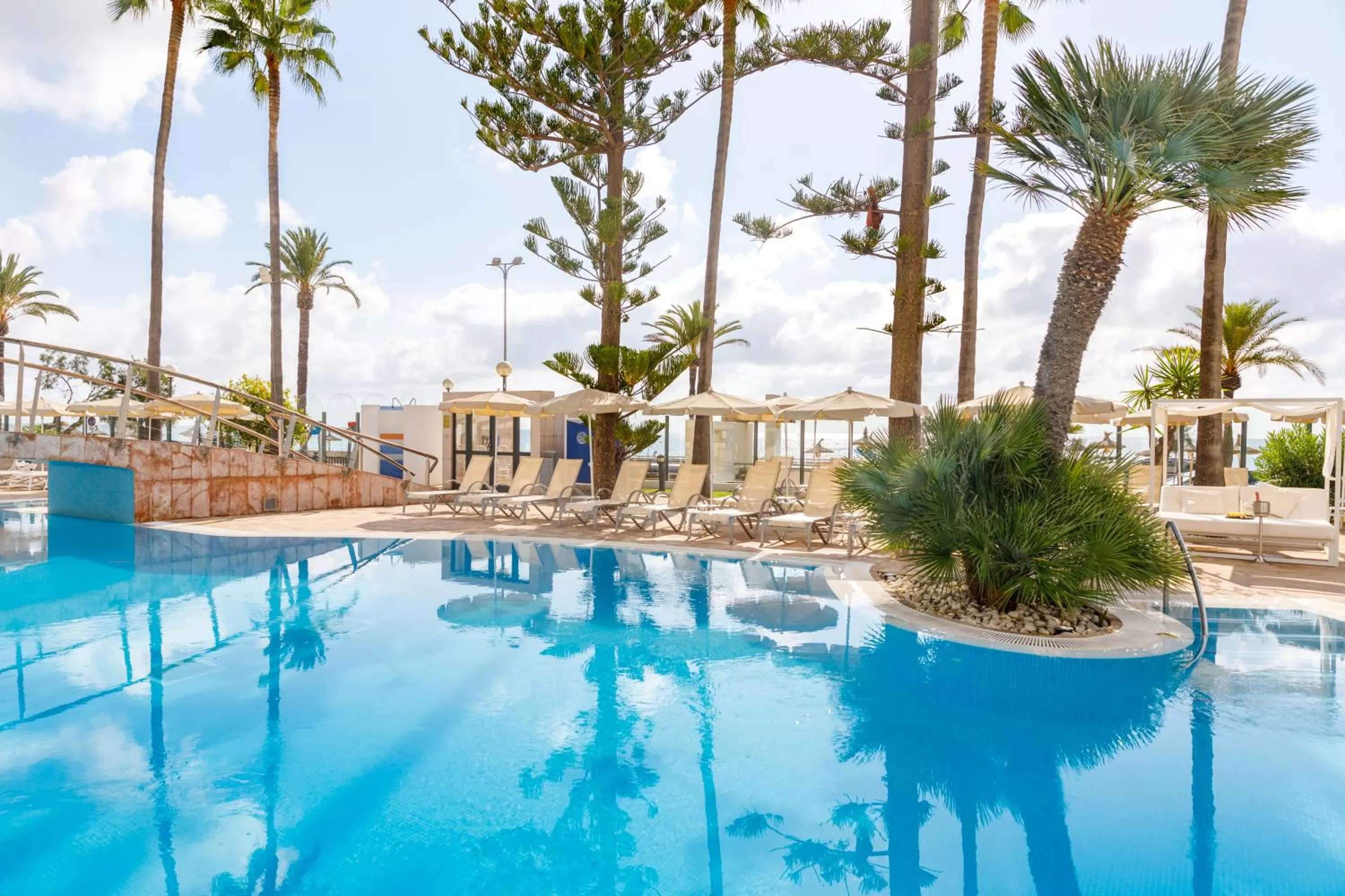 Swimming pool in CM Playa del Moro