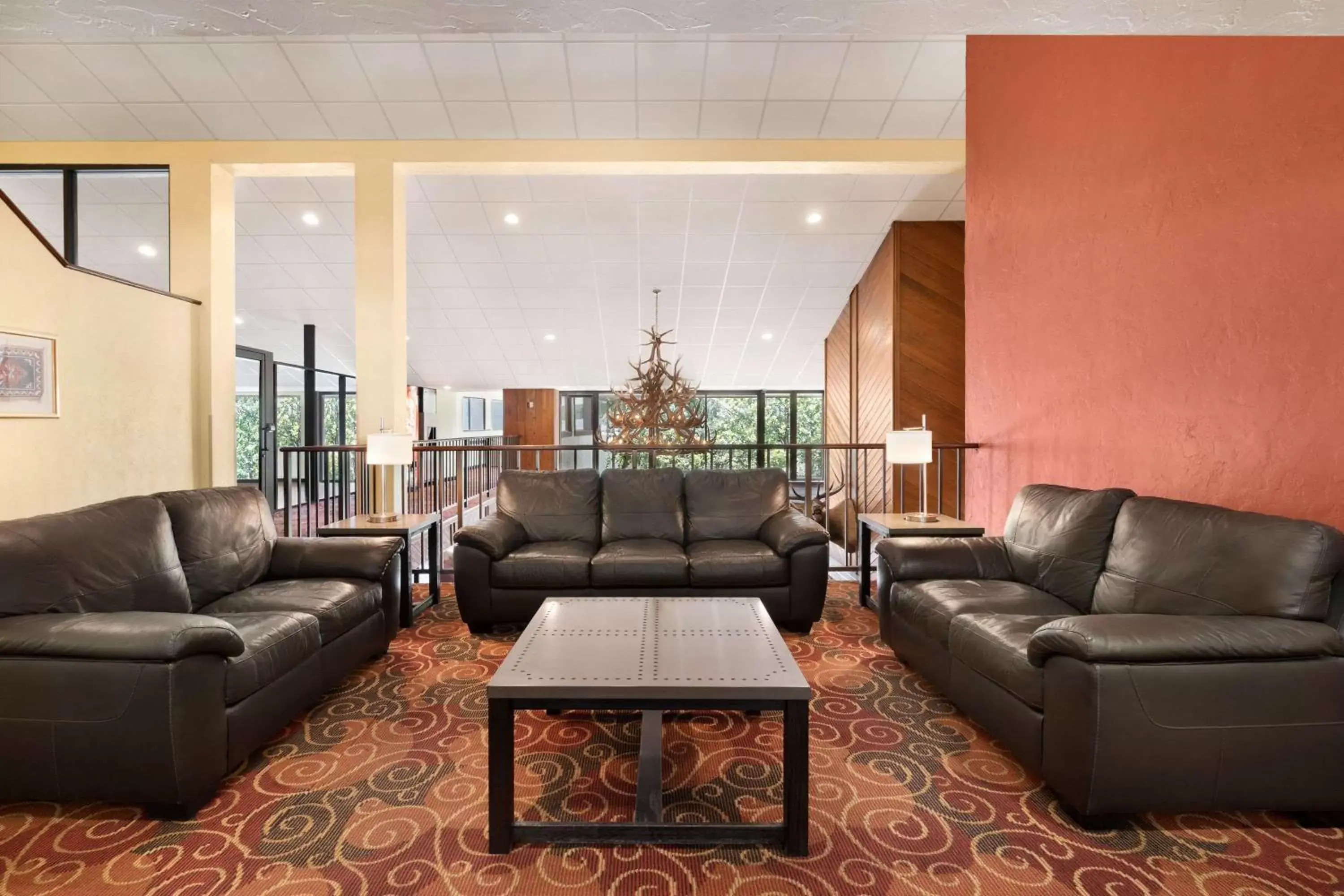 Lounge or bar, Seating Area in Days Hotel by Wyndham Flagstaff