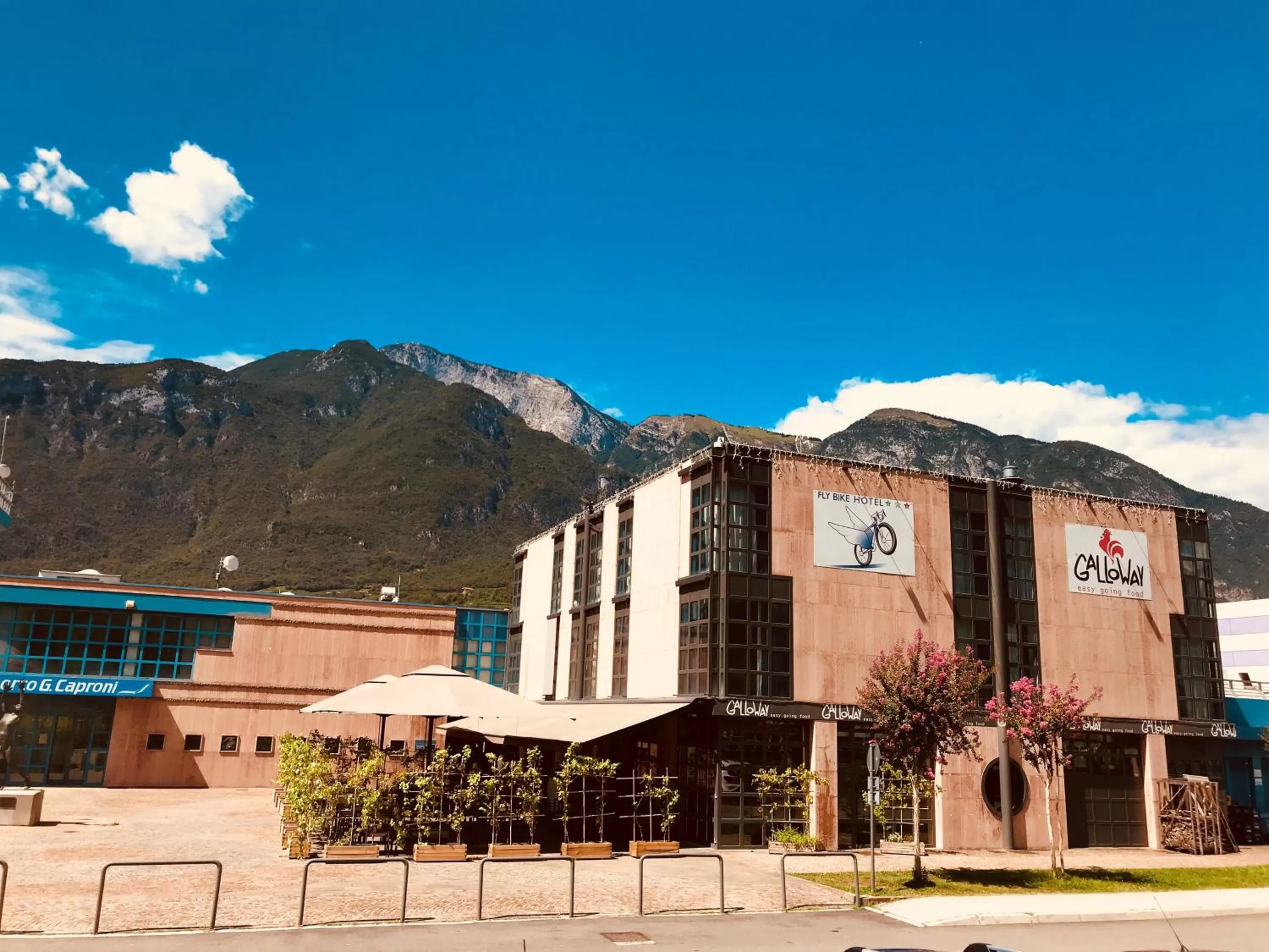 Restaurant/places to eat in Fly Bike Hotel