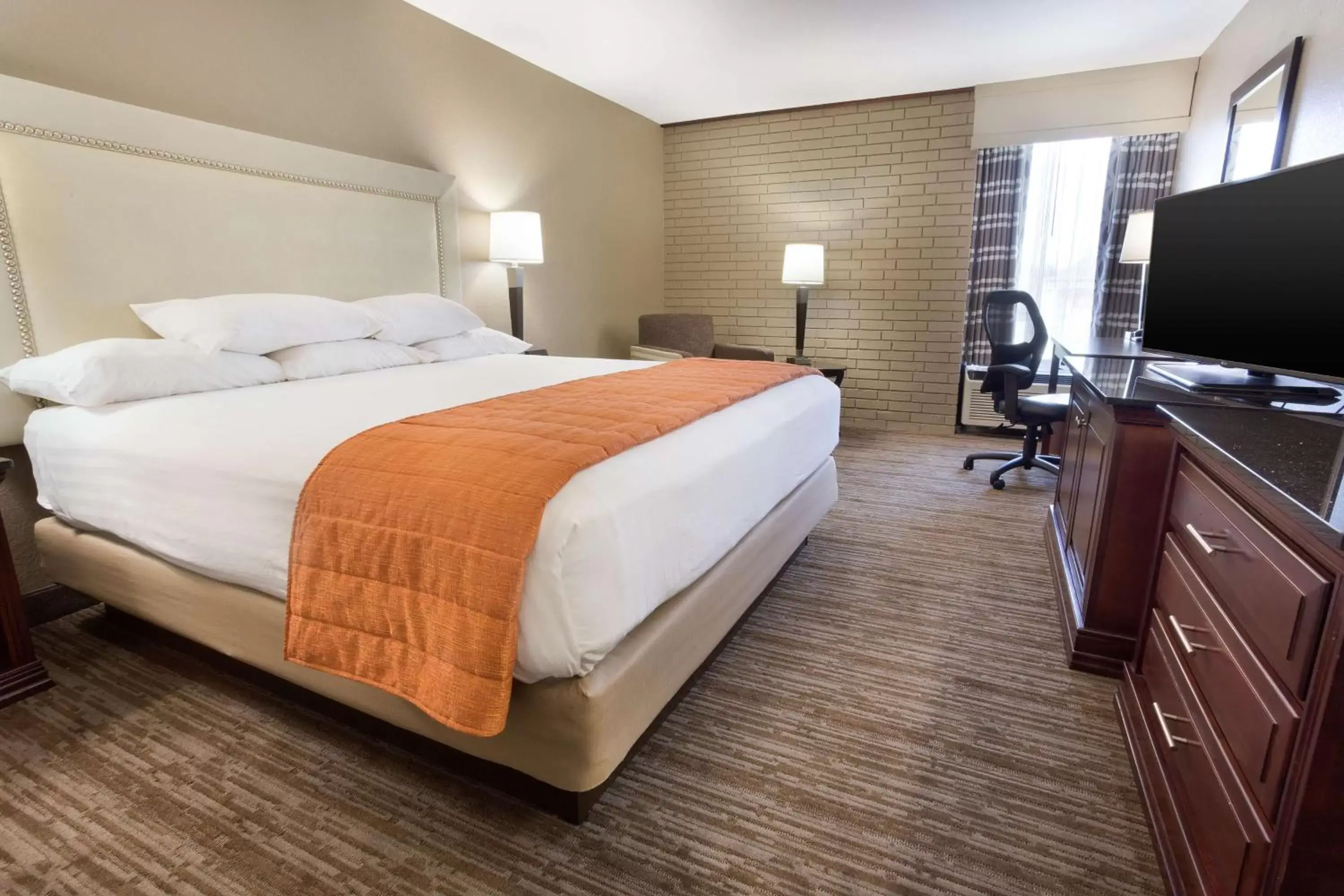 Deluxe King Room - Accessible, Roll-in Shower in Drury Inn & Suites Greensboro