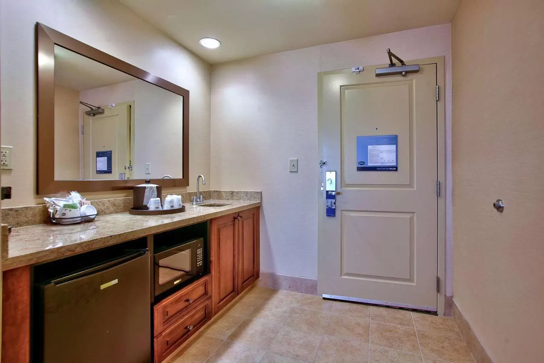 Kitchen or kitchenette, Bathroom in Hampton Inn & Suites Scottsdale at Talking Stick
