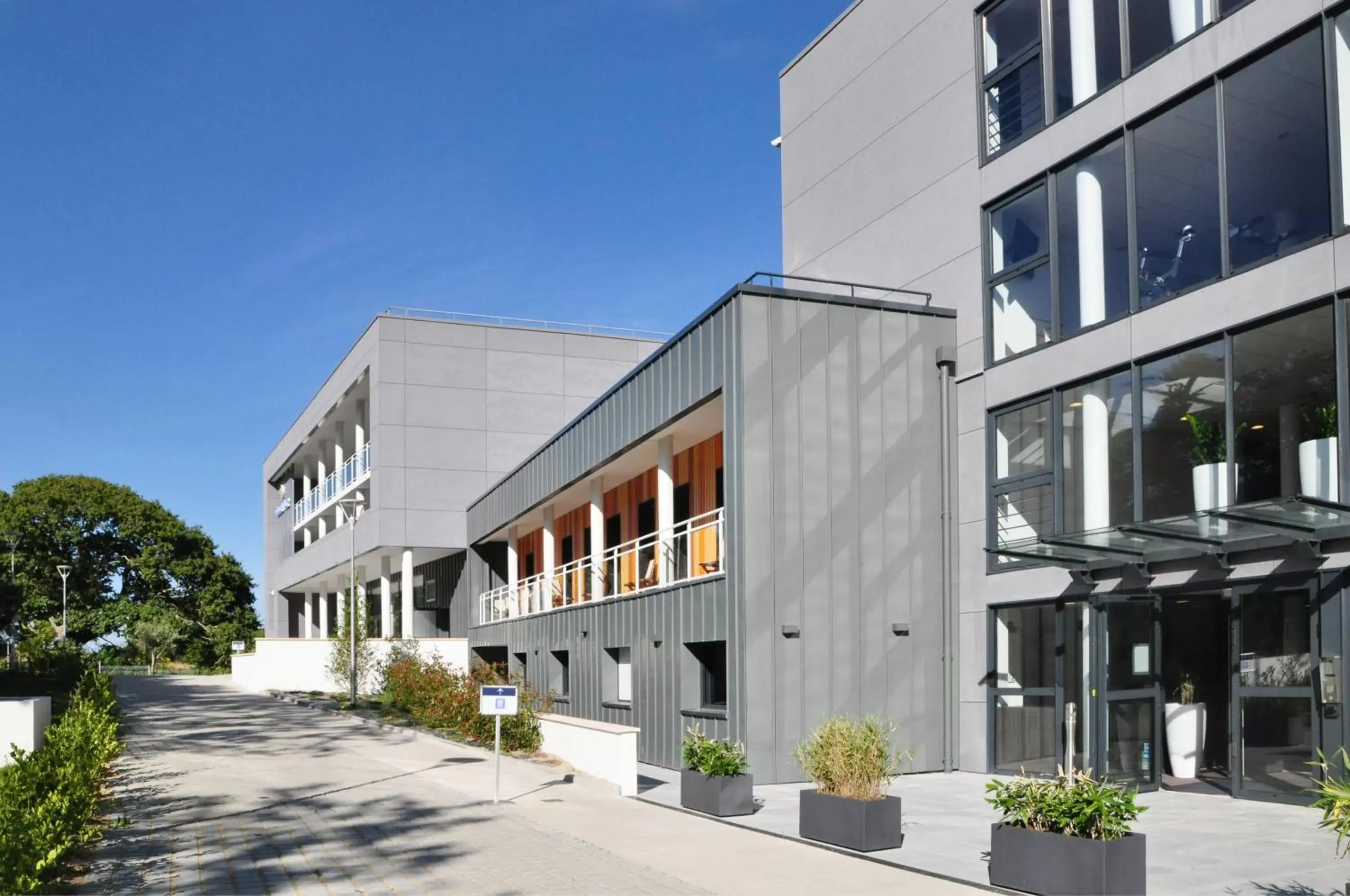 Facade/entrance, Property Building in Golden Tulip Pornic Suites