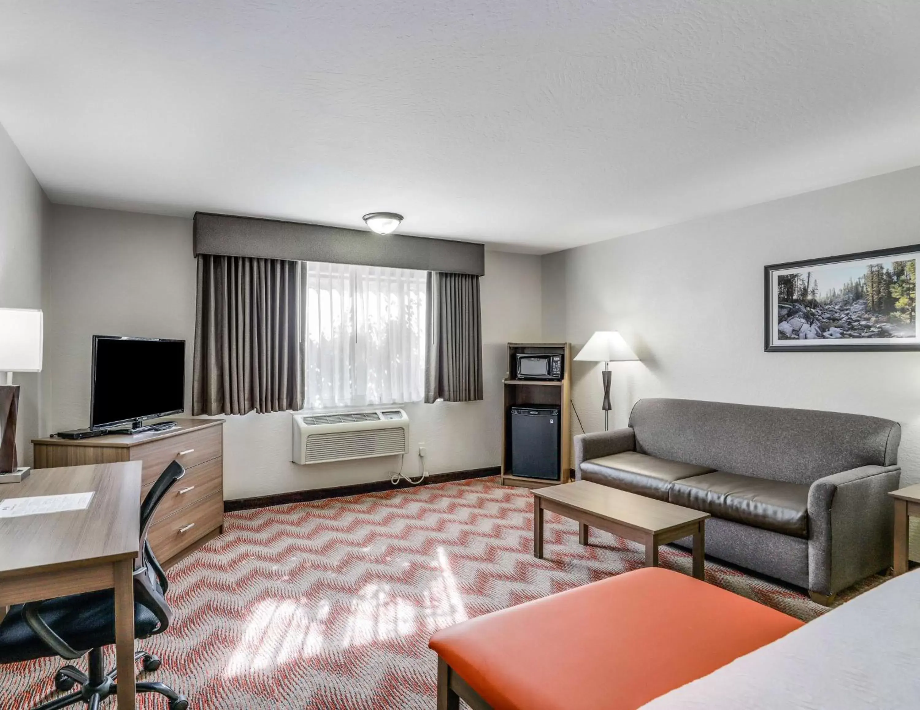 Bedroom, Seating Area in Best Western Plus Sonora Oaks Hotel and Conference Center