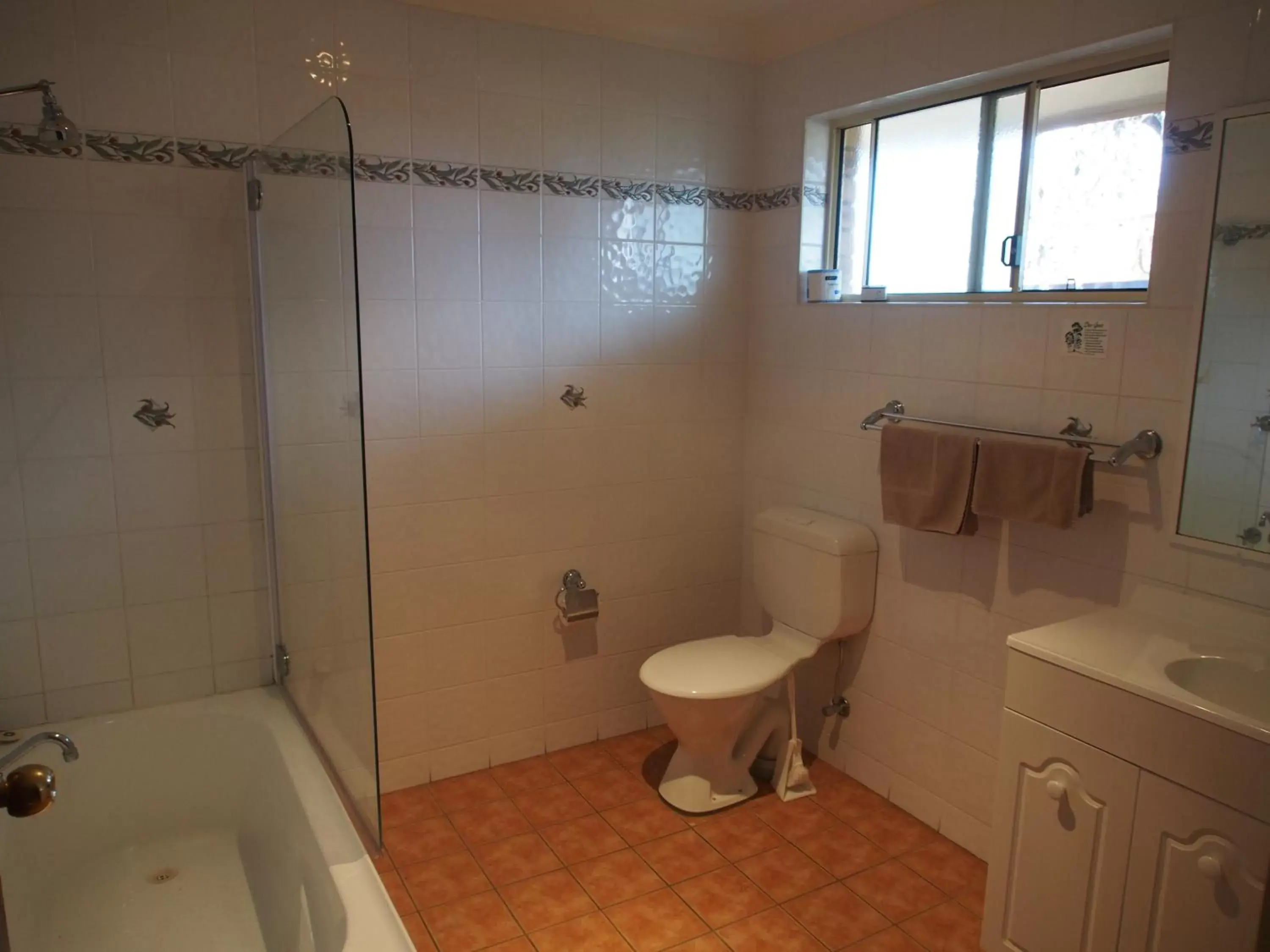 Bathroom in Cobar Town & Country Motor Inn