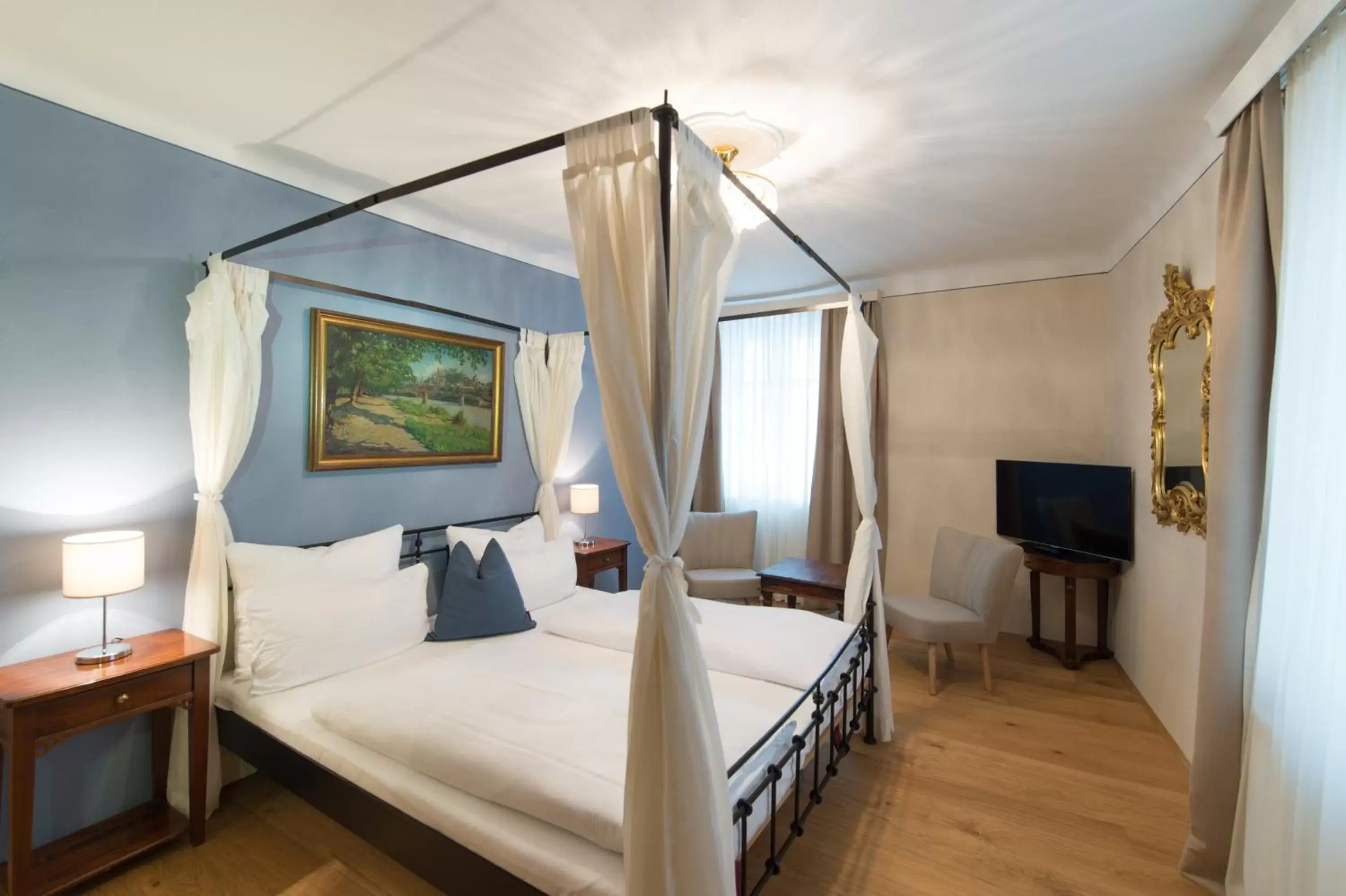 Photo of the whole room, Bed in Boutiquehotel Amadeus