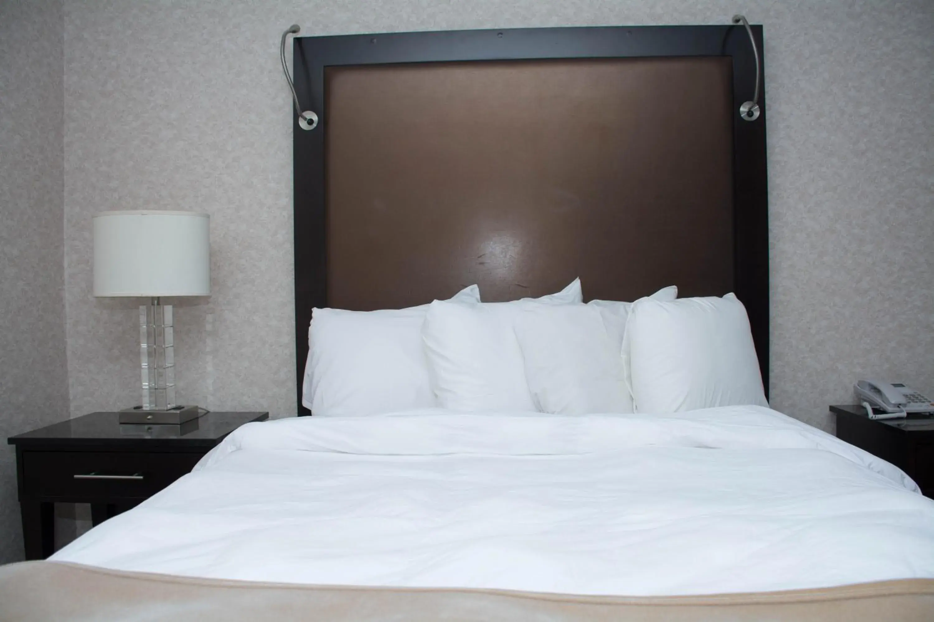 Bed in Atlantic Inn and Suites - Wall Township