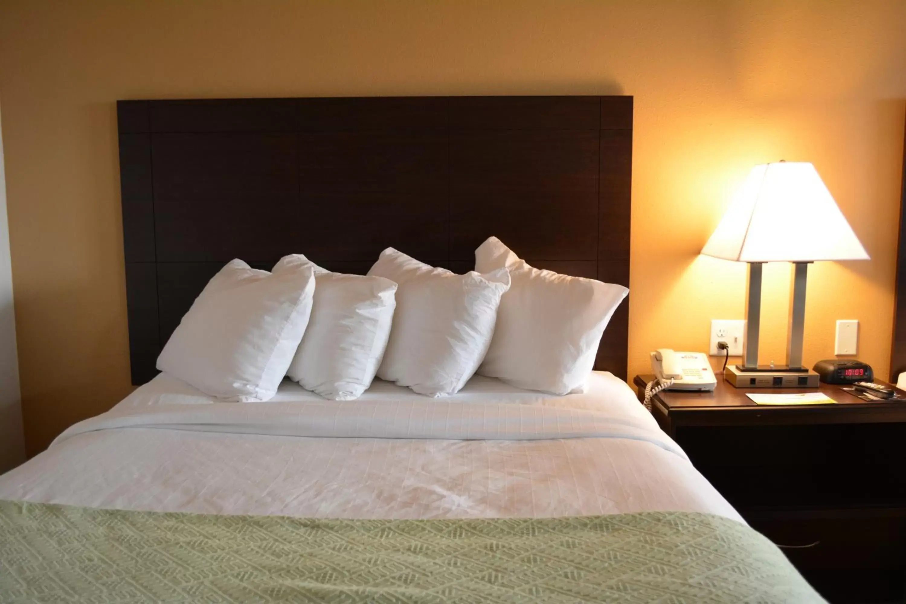 Queen Room - Disability Access/Non-Smoking in Days Inn & Suites by Wyndham Spokane Airport Airway Heights
