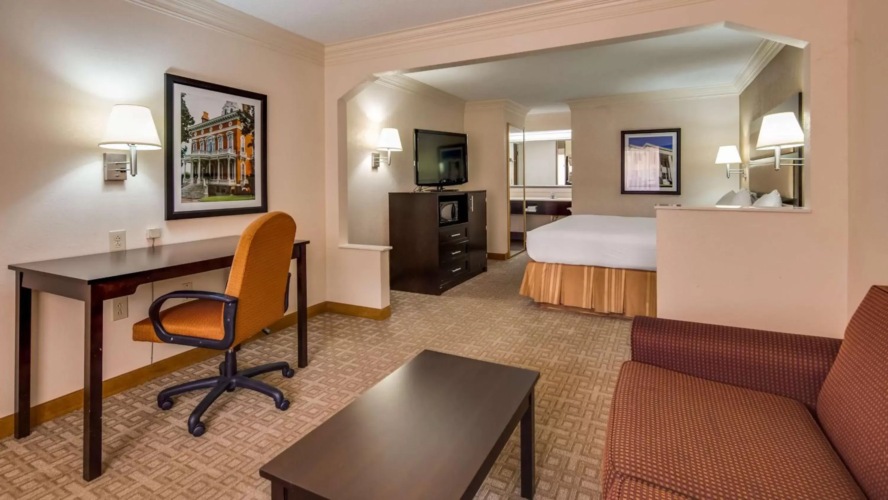 Photo of the whole room, Seating Area in Best Western Inn & Suites of Macon