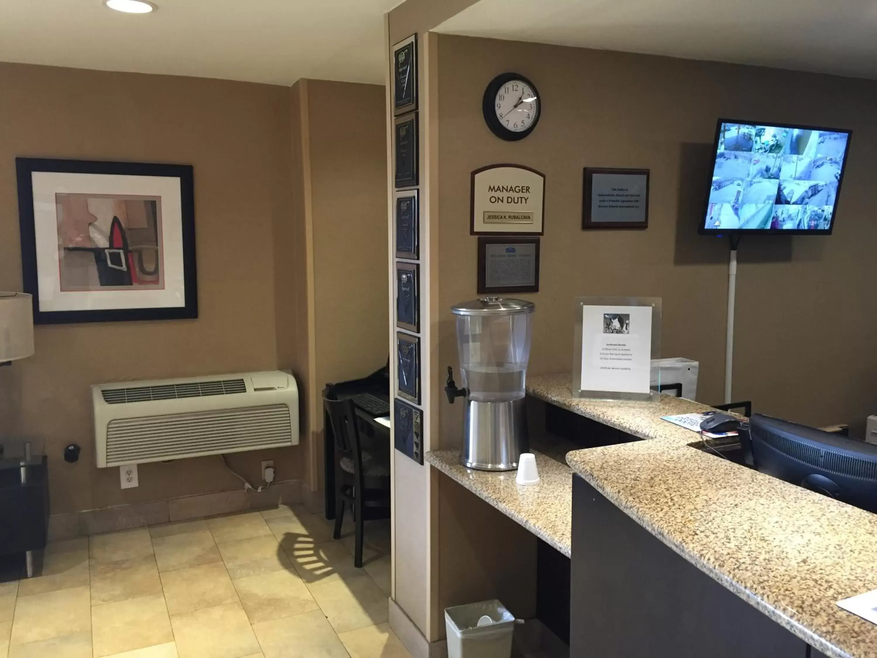 Lobby or reception, TV/Entertainment Center in Howard Johnson by Wyndham San Diego Sea World