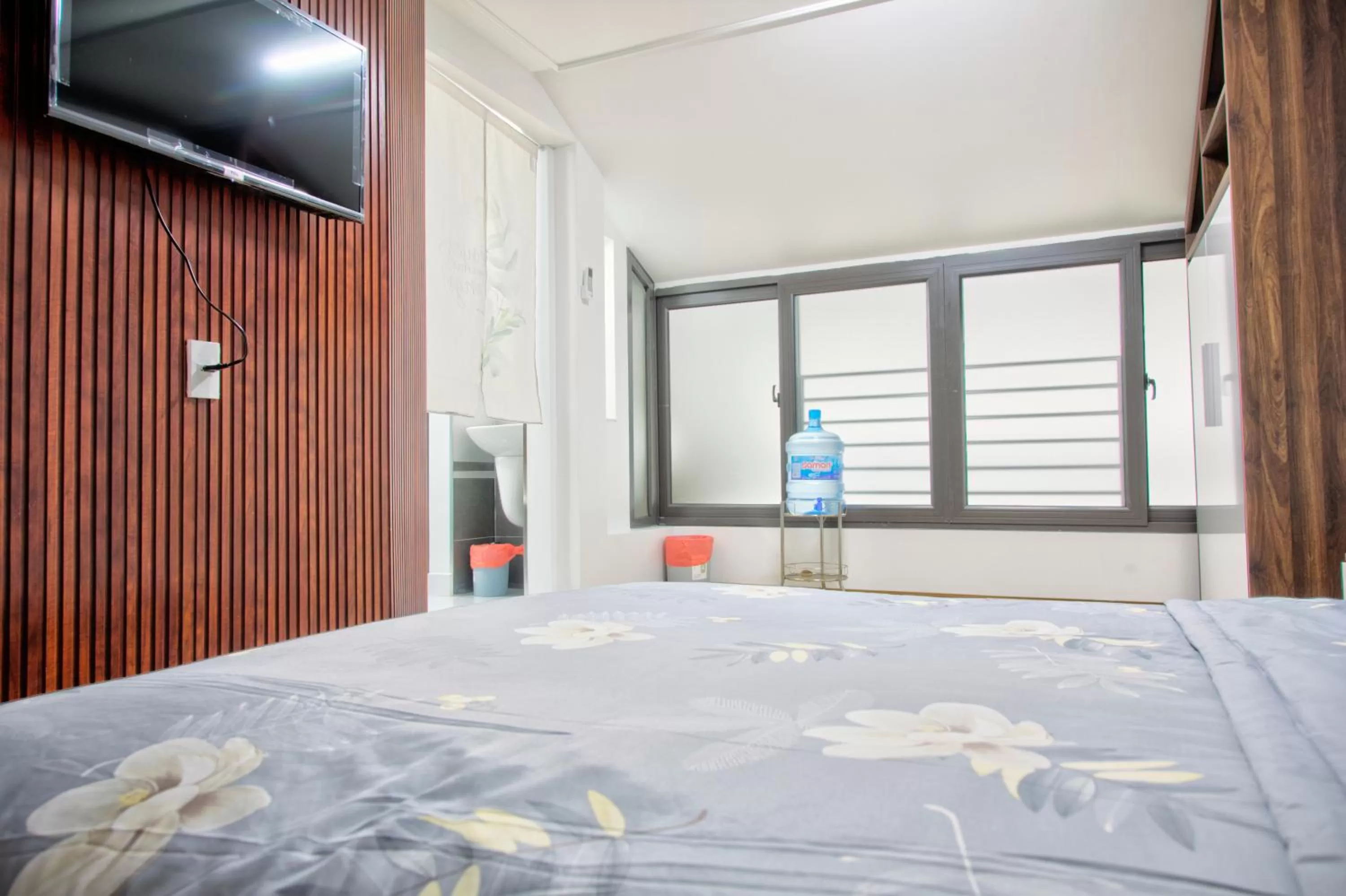 Communal lounge/ TV room, Bed in The Flamboyant #StayWork Vinhomes Marina