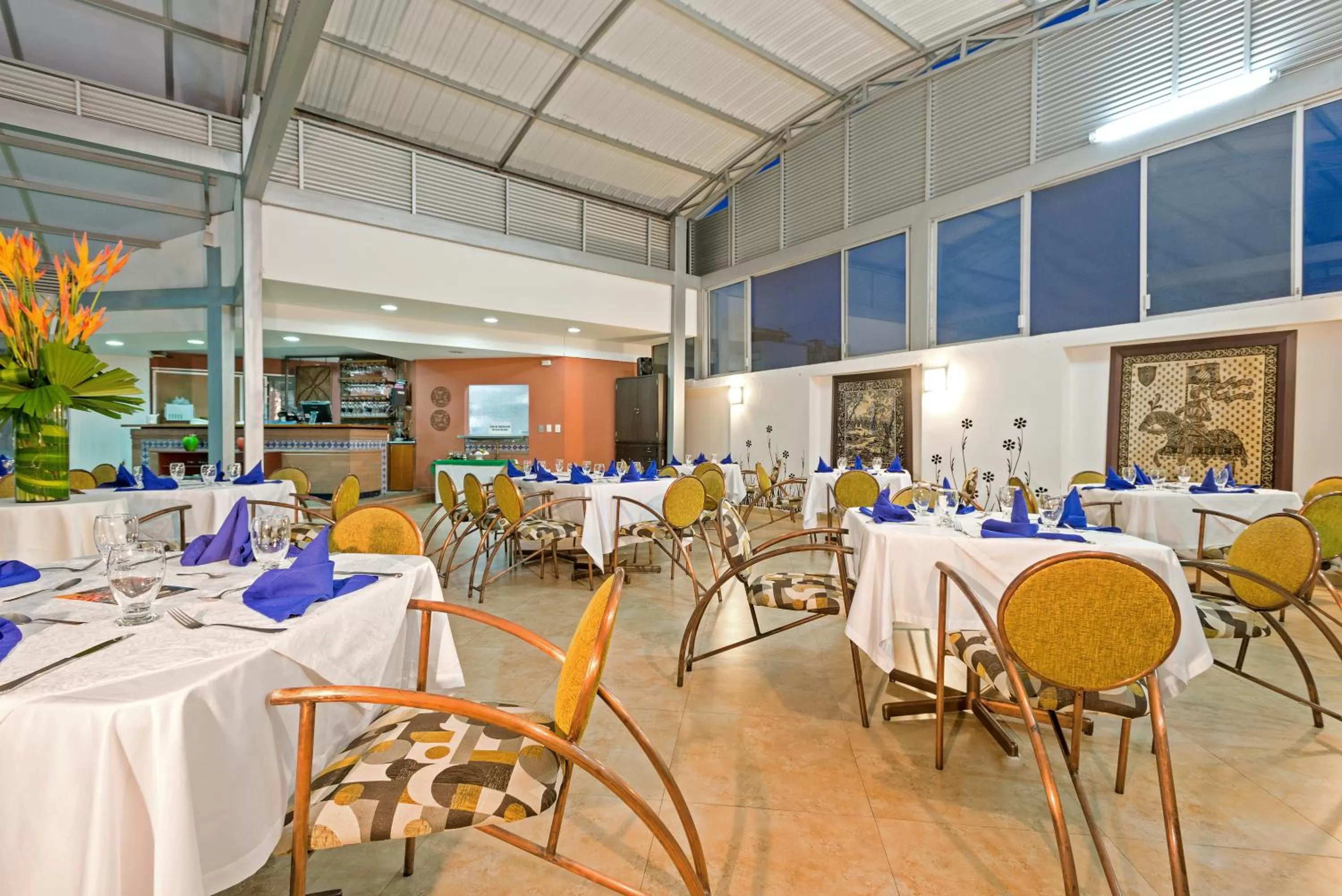 Restaurant/places to eat in Hotel Dann Combeima
