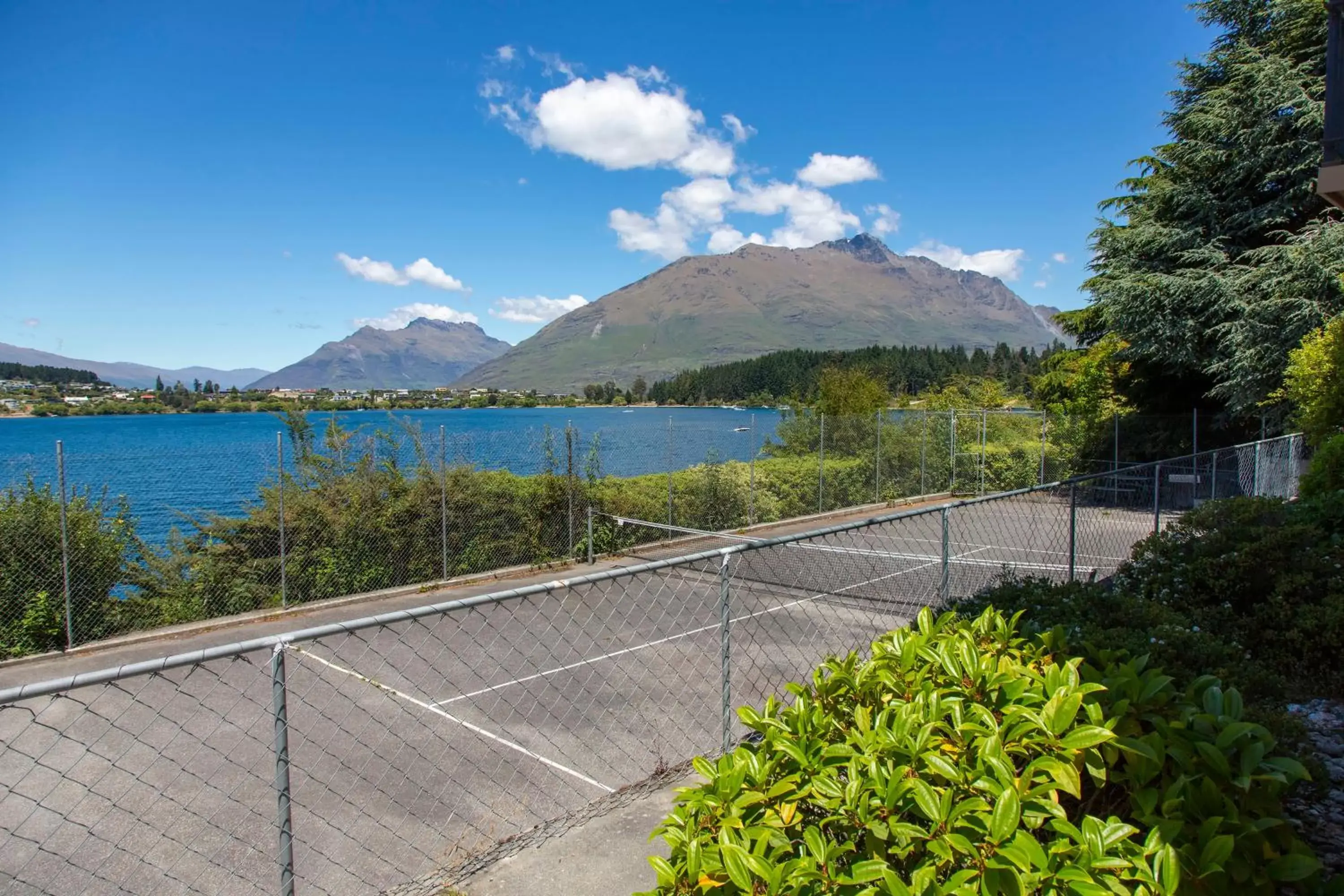 Tennis court in BreakFree The Point