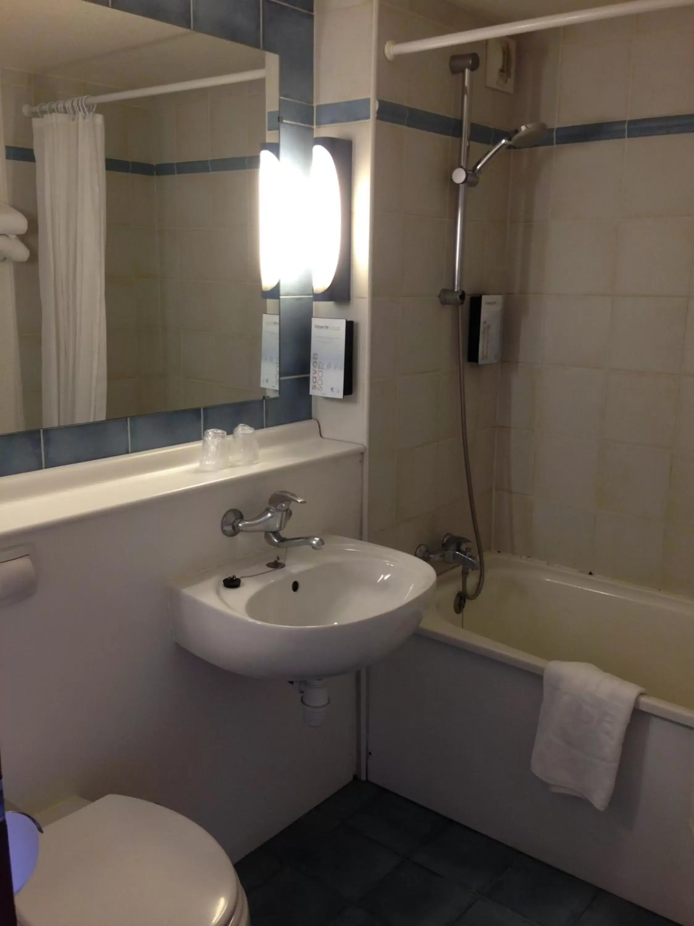 Bathroom in Campanile Mulhouse - Illzach Ile Napoléon