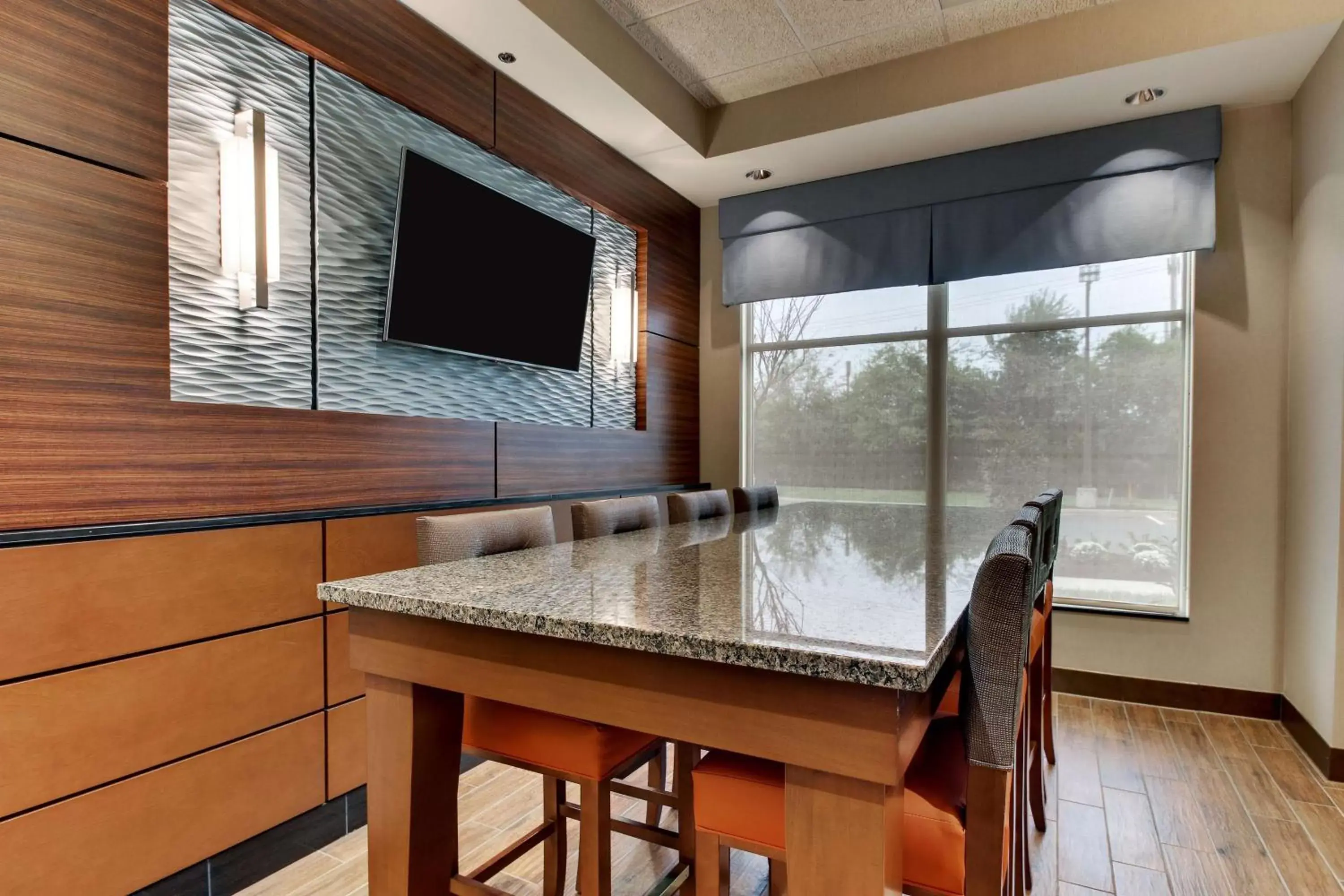 Restaurant/places to eat, TV/Entertainment Center in Drury Inn & Suites Knoxville West