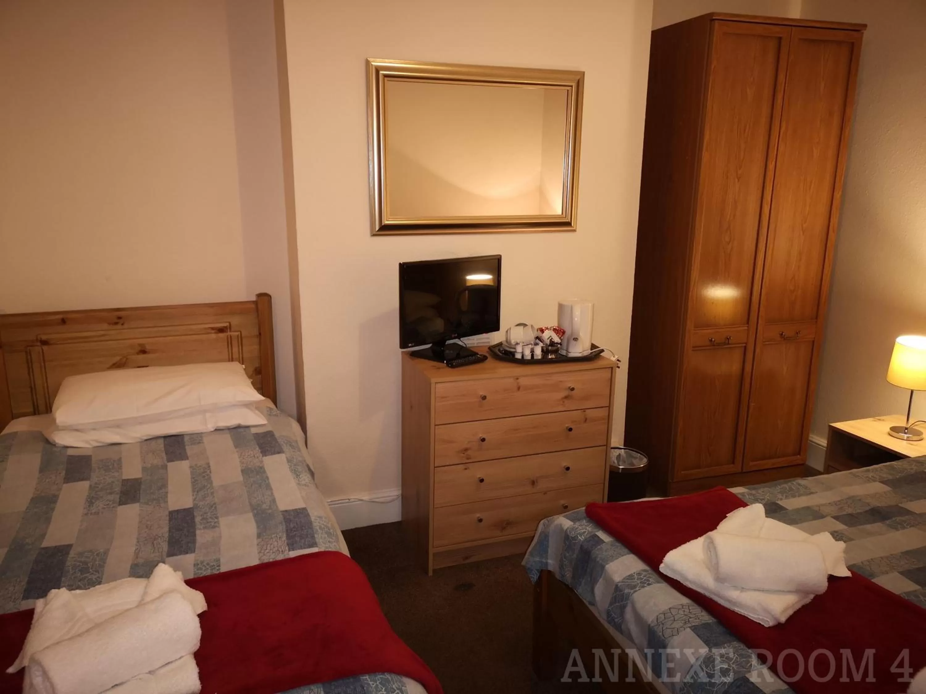 Coffee/tea facilities, Bed in Westgate Hotel