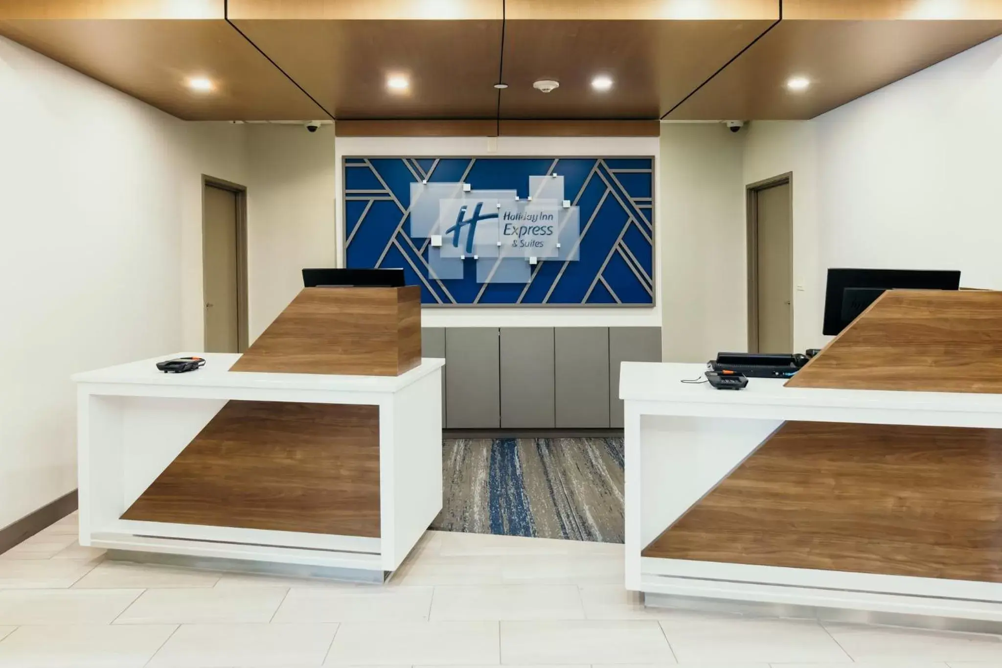 Lobby or reception in Holiday Inn Express and Suites Urbandale Des Moines, an IHG Hotel