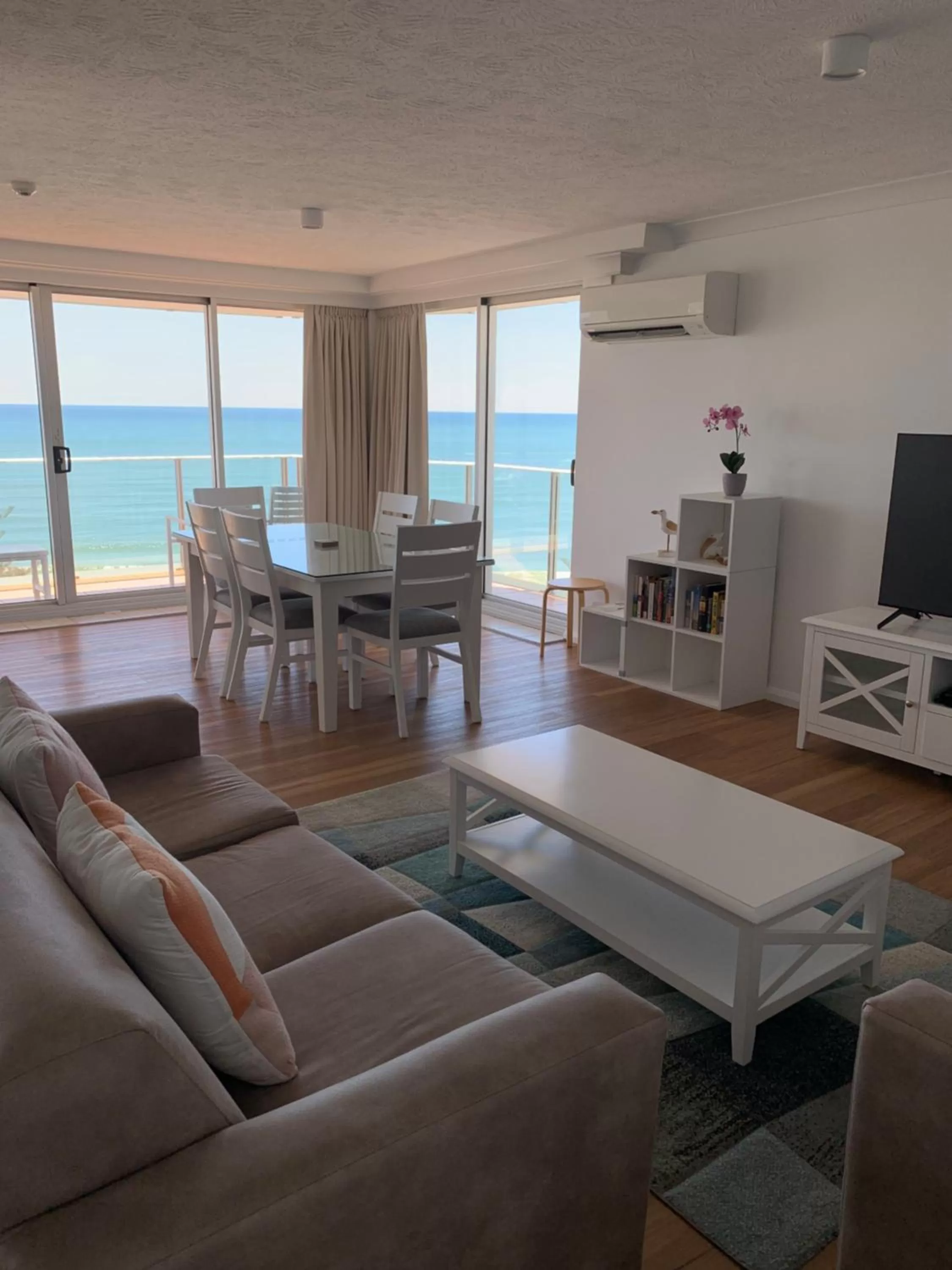 Living room in Pacific Regis Beachfront Holiday Apartments
