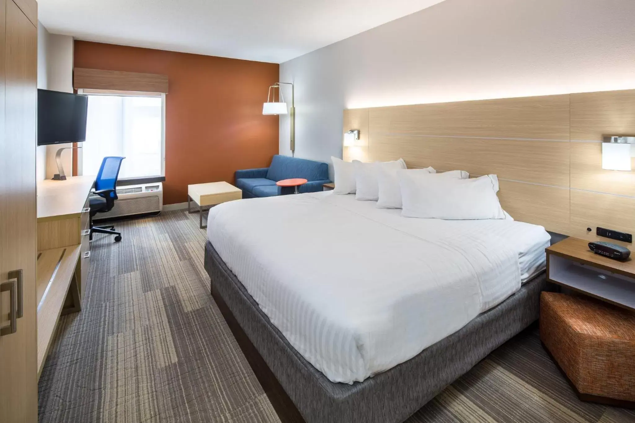 Photo of the whole room, Bed in Holiday Inn Express Cedar Rapids - Collins Road, an IHG Hotel