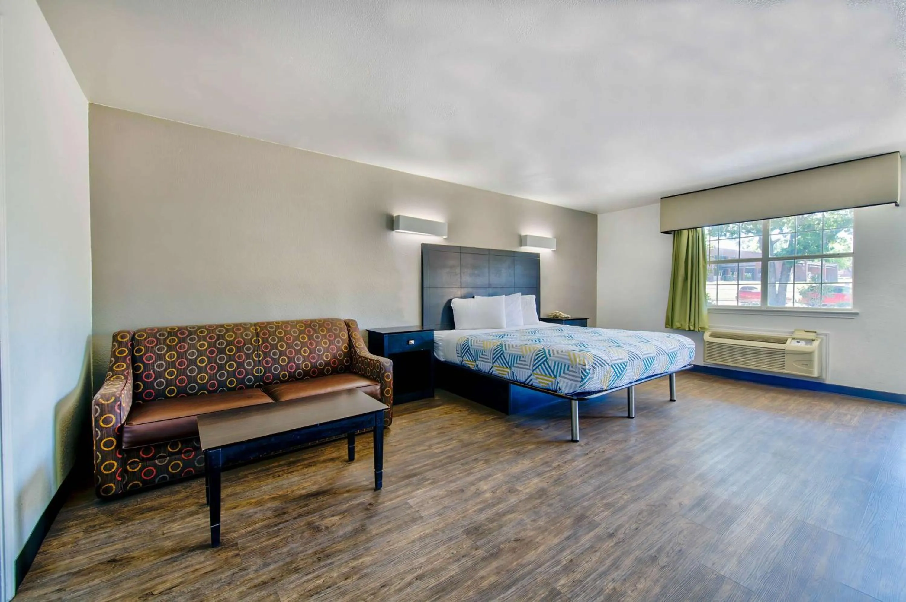 Seating area, Bed in Motel 6-Arlington, TX