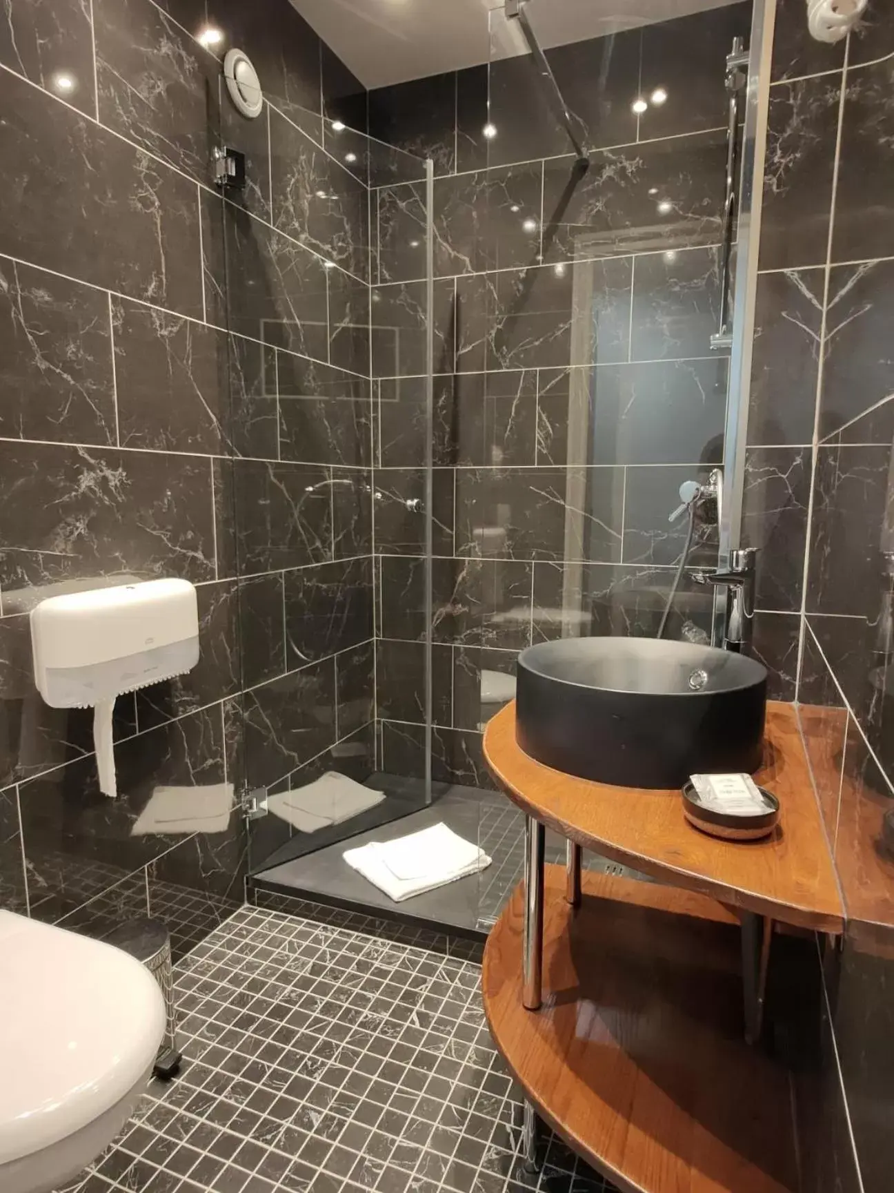 Bathroom in Hotel Modern Est