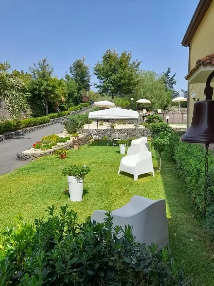 Garden in B&B BOUTIQUE DI CHARME "ETNA-RELAX-NATURA"