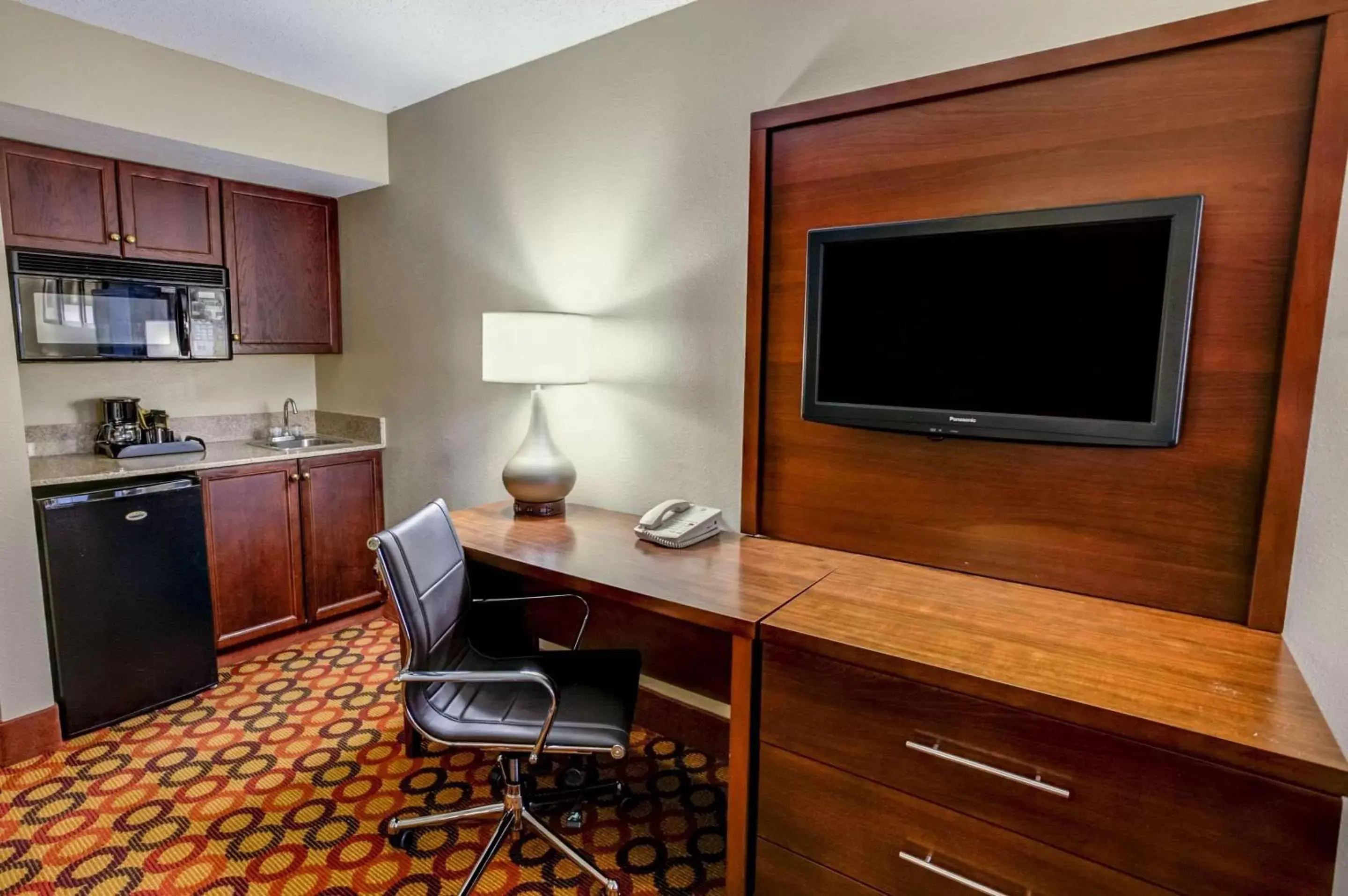 TV and multimedia, TV/Entertainment Center in Comfort Suites Concord Mills