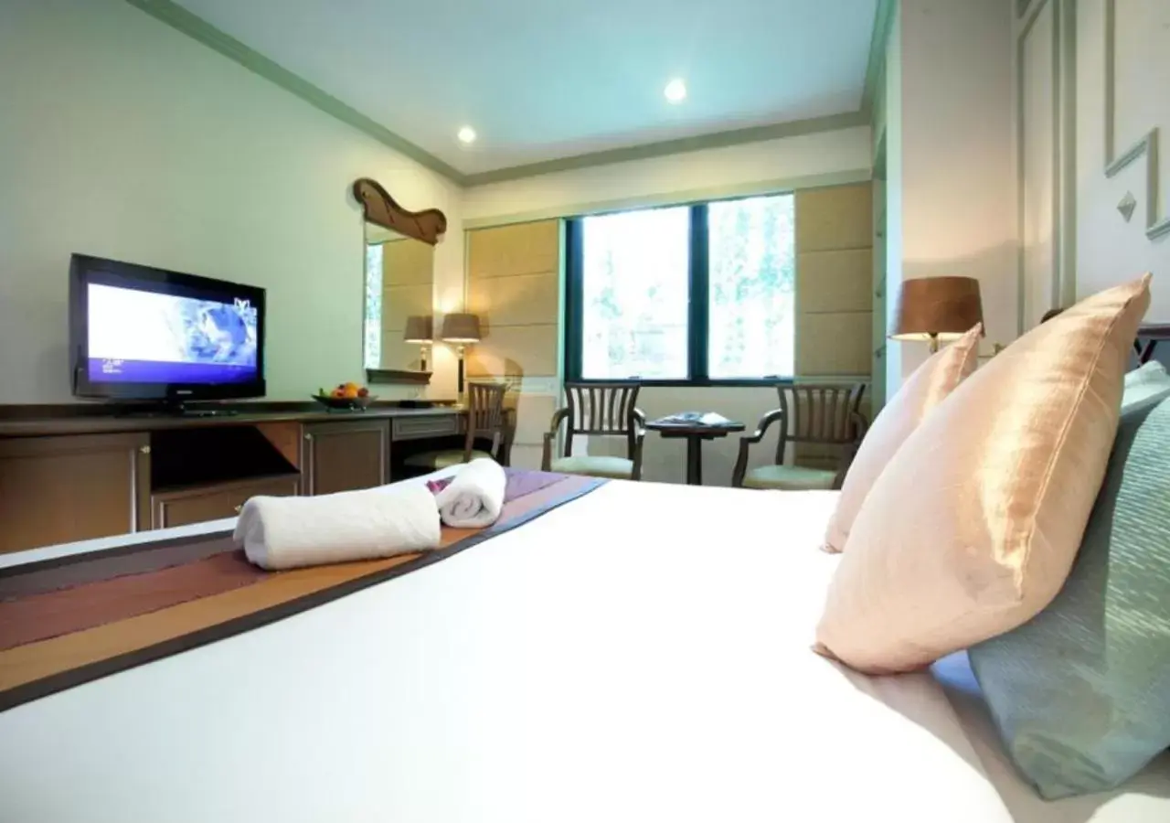 Bedroom, TV/Entertainment Center in Majestic Suites Hotel