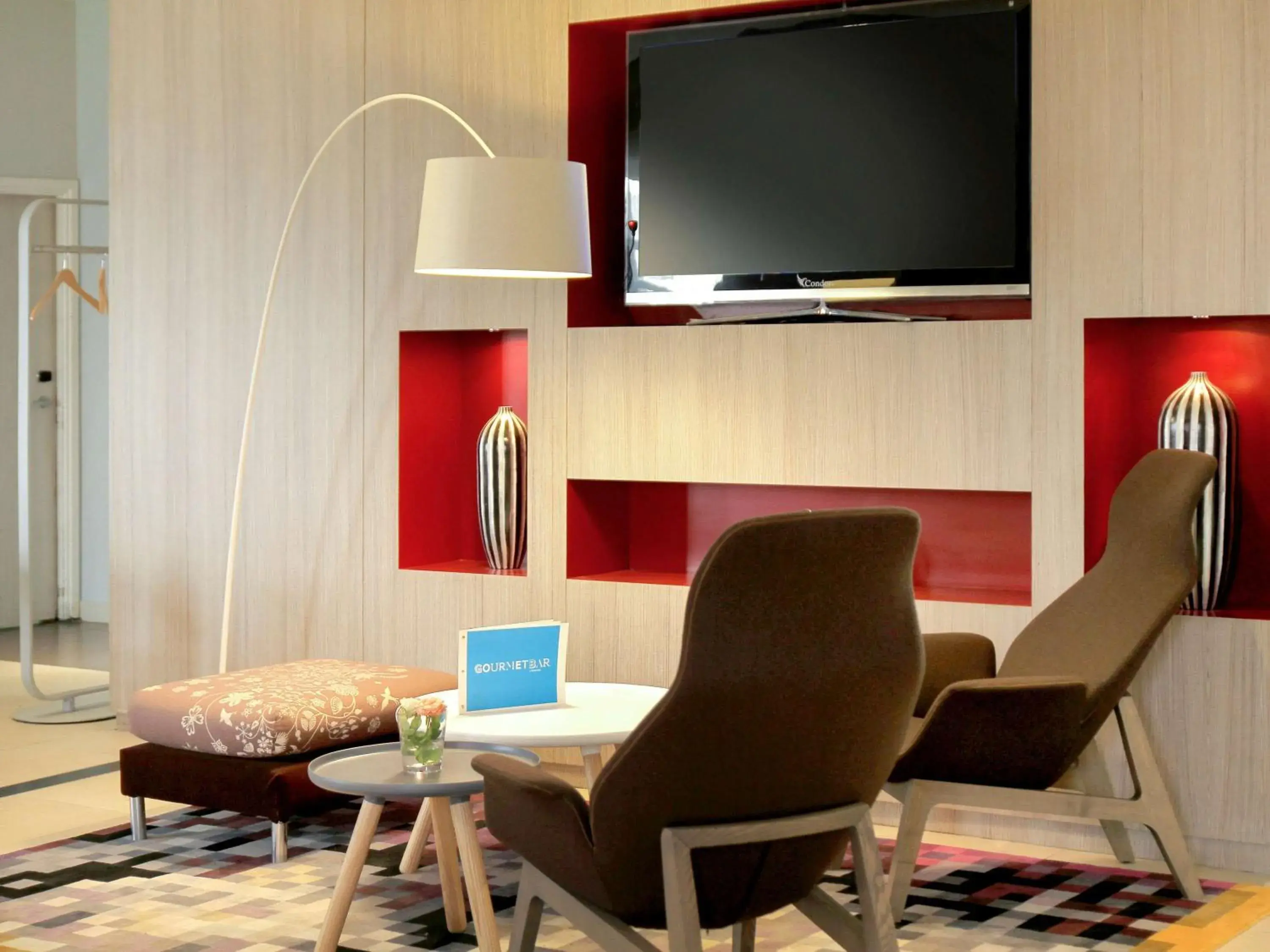 Lounge or bar, TV/Entertainment Center in Novotel Constantine