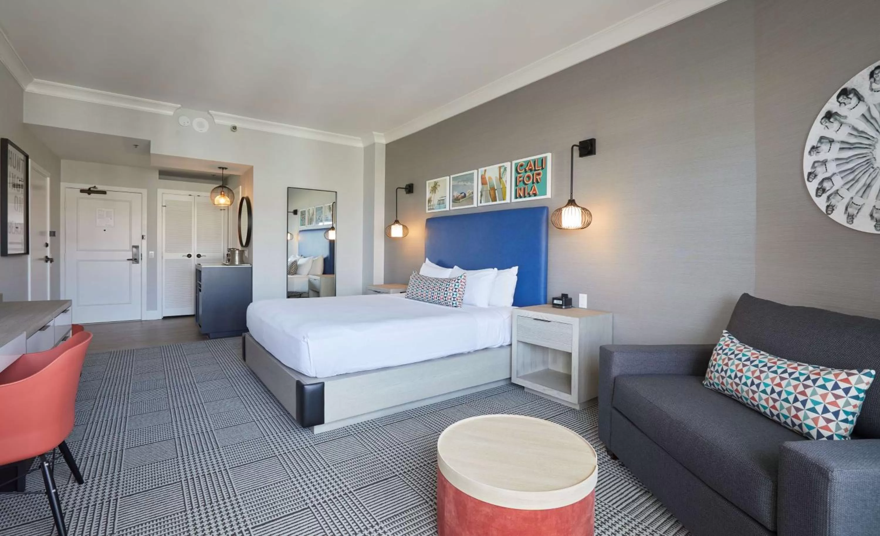 Bedroom, Bed in The Waterfront Beach Resort, A Hilton Hotel