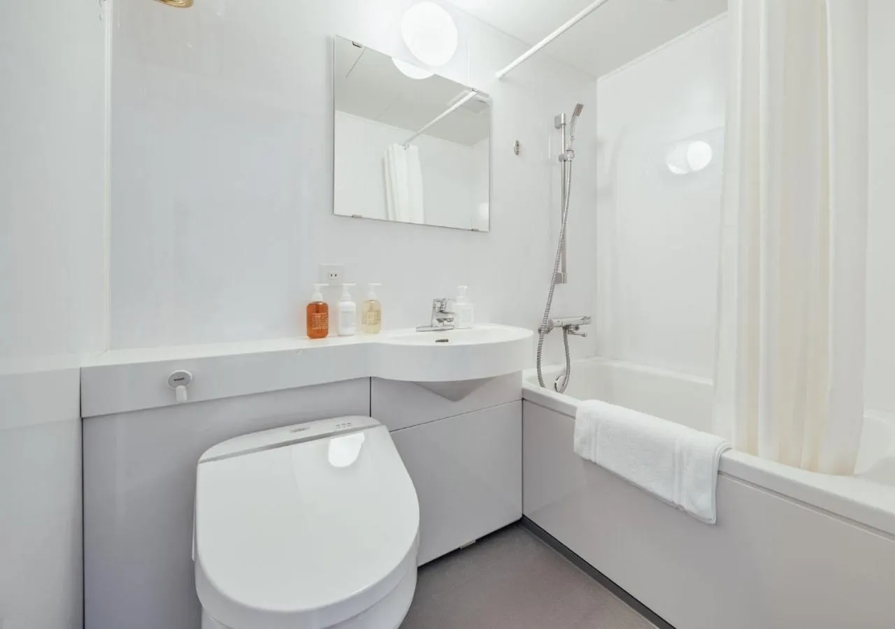 Toilet in Hotel Graphy Nezu