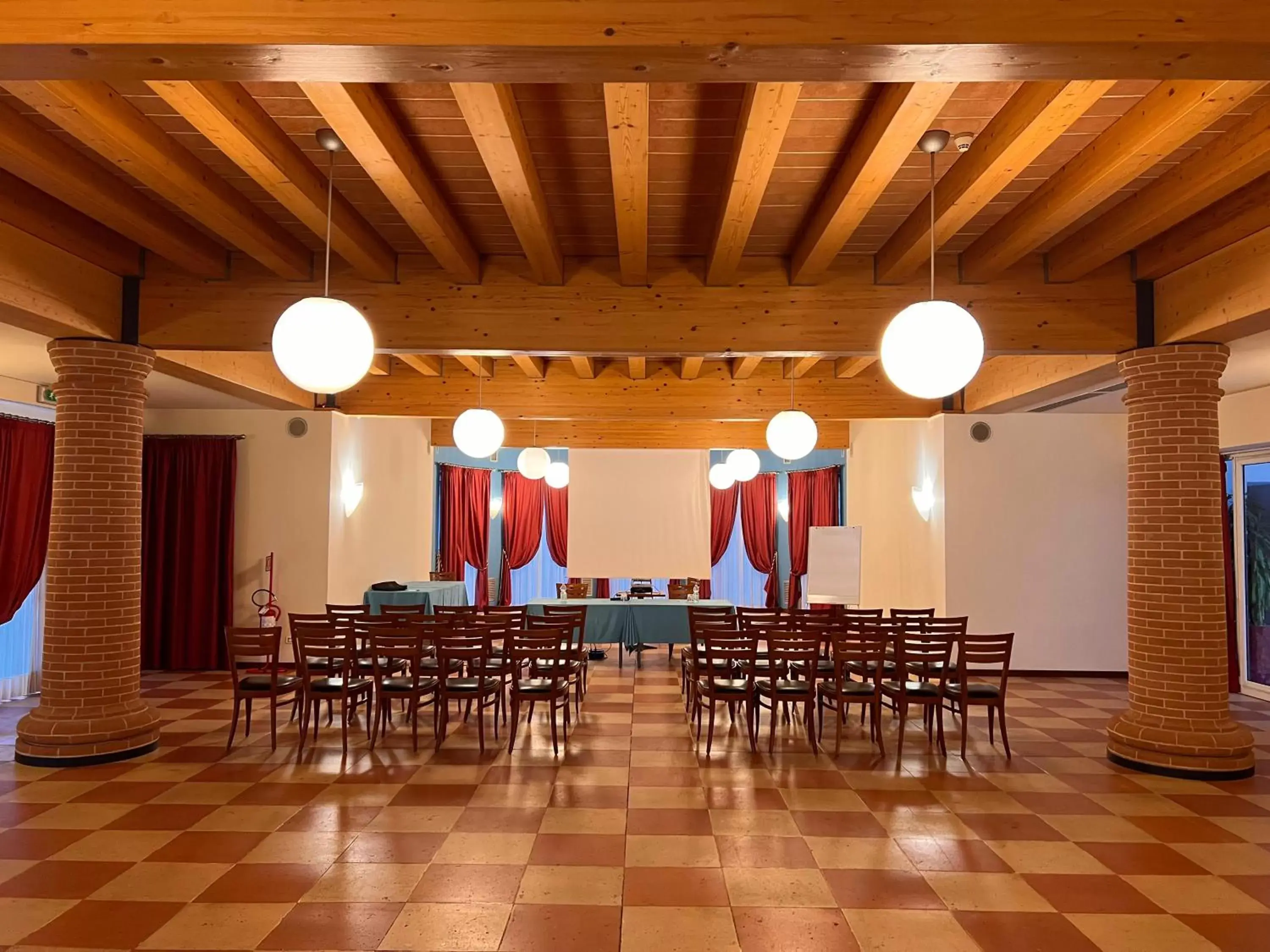 Seating area, Restaurant/Places to Eat in Hotel Due Torri Tempesta