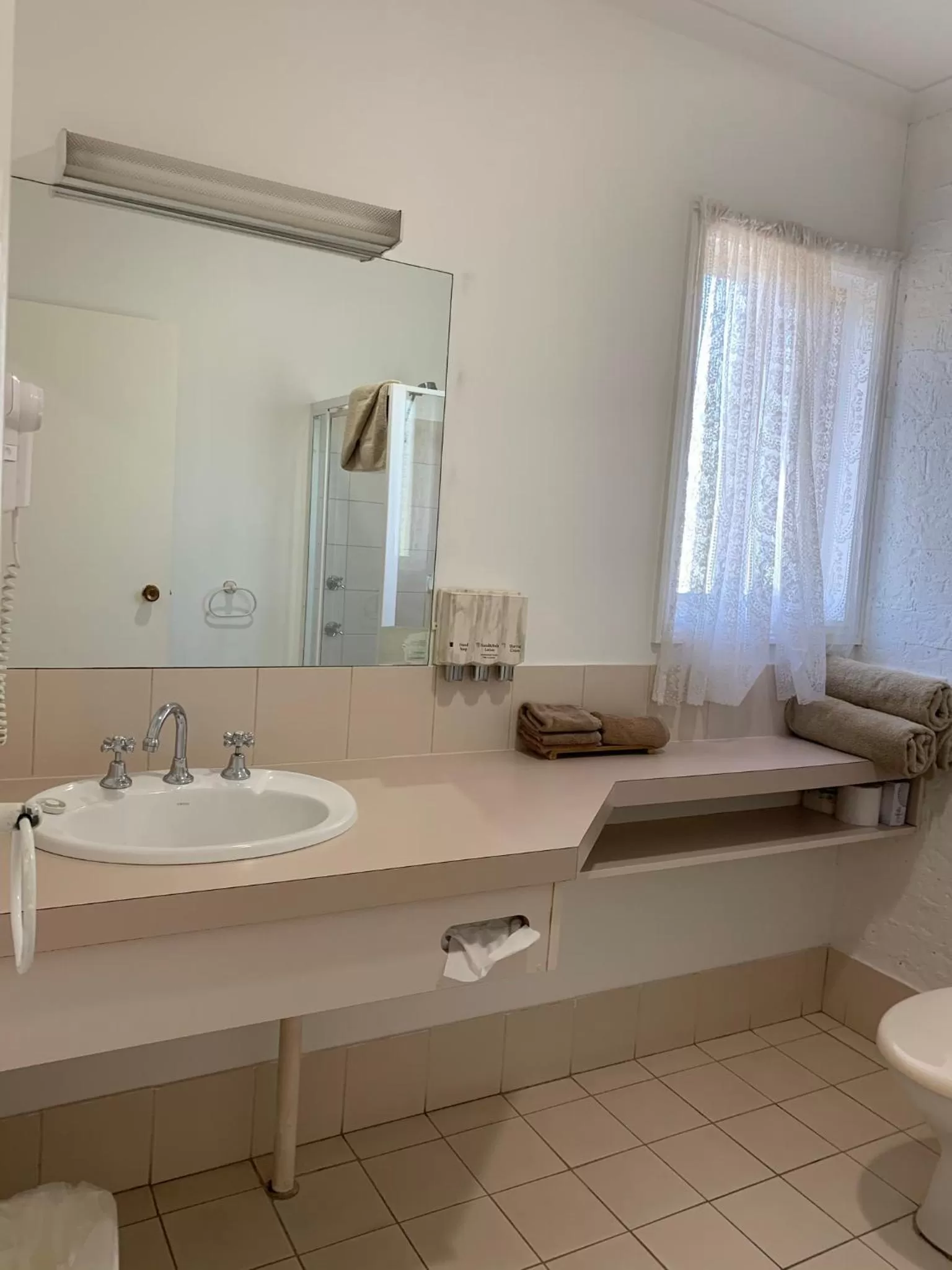 Bathroom in Swaggers Motor Inn