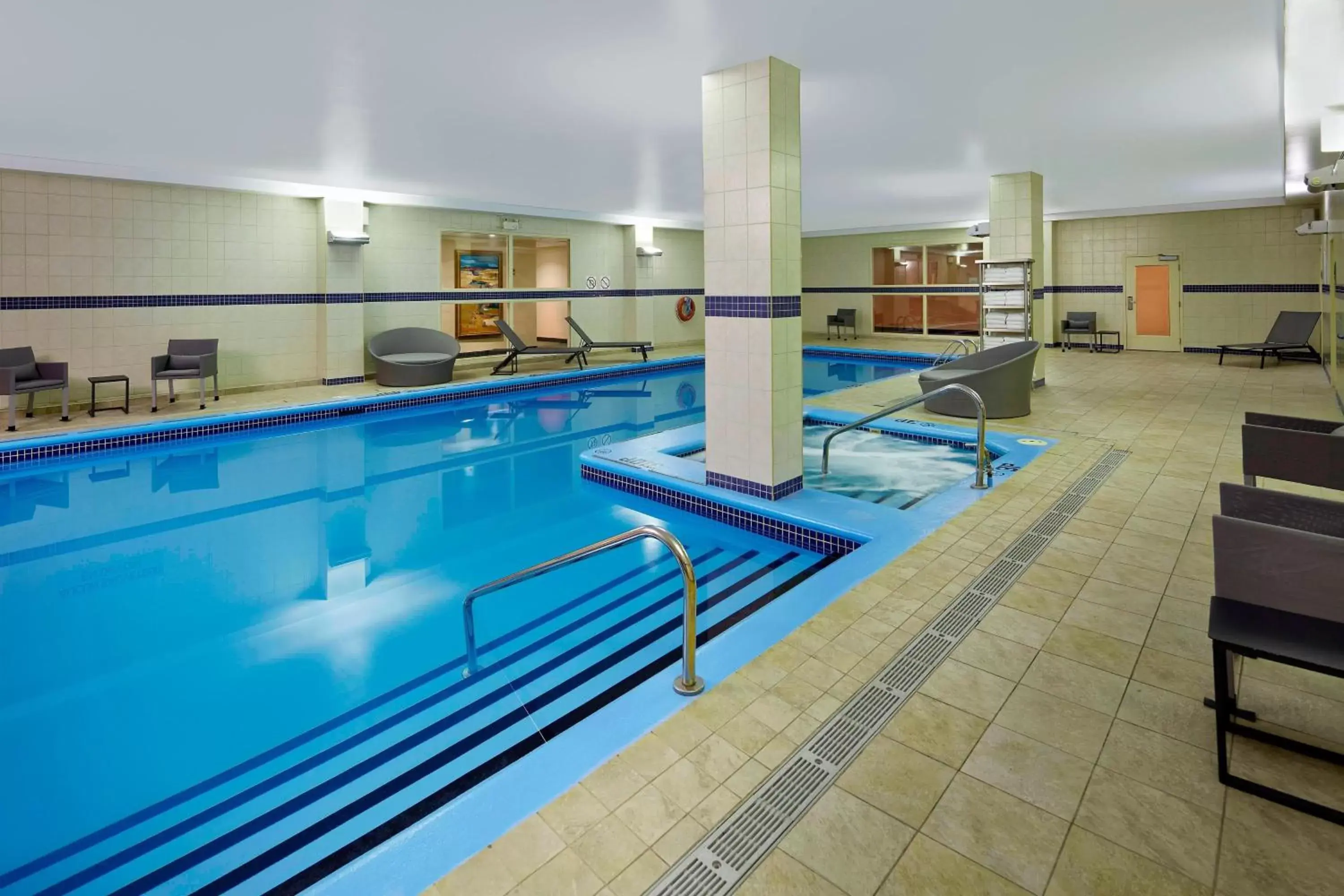 Swimming Pool in Residence Inn by Marriott Montreal Airport