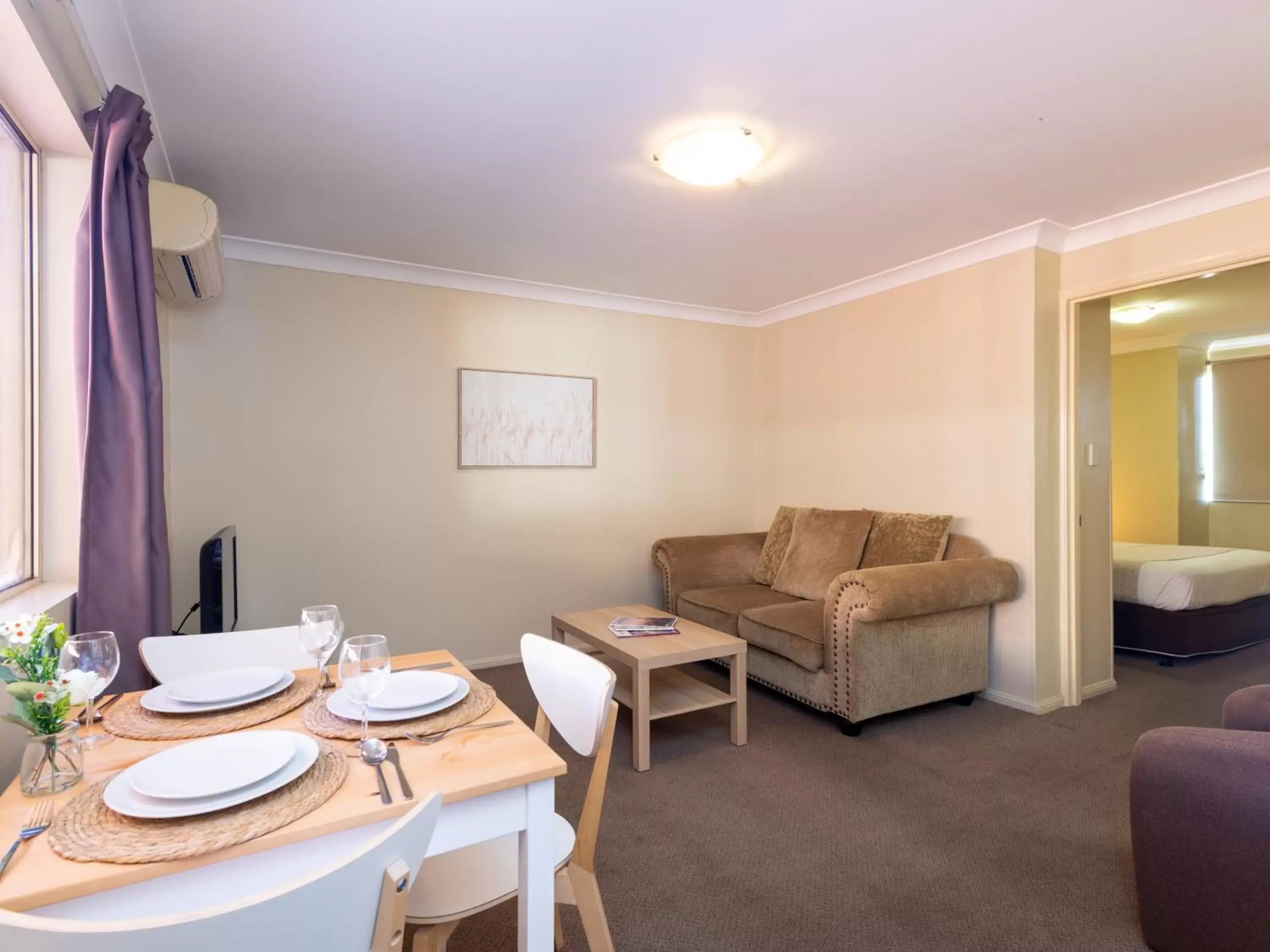 Living room, Dining Area in Villa Nova Motel