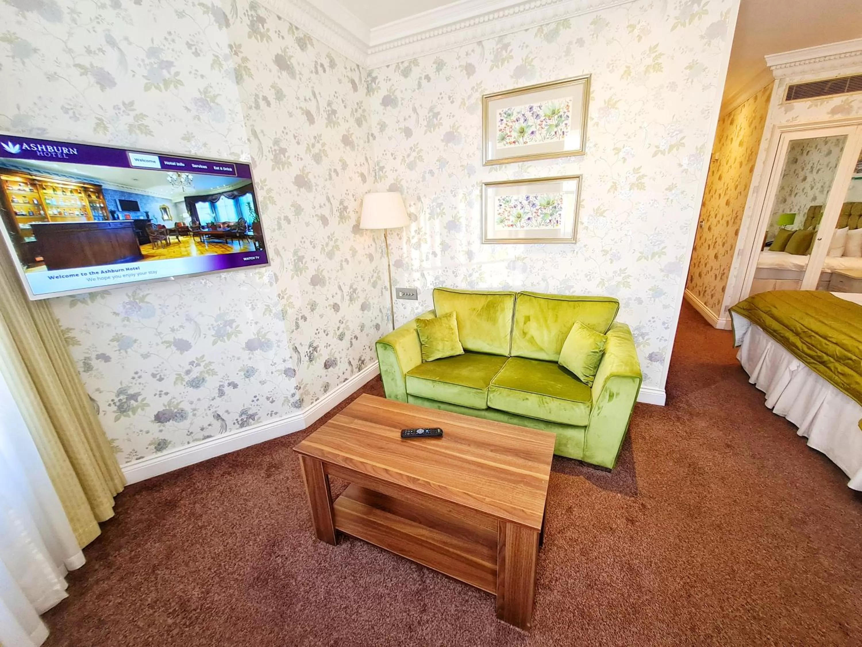 Seating area, Bed in Ashburn Hotel