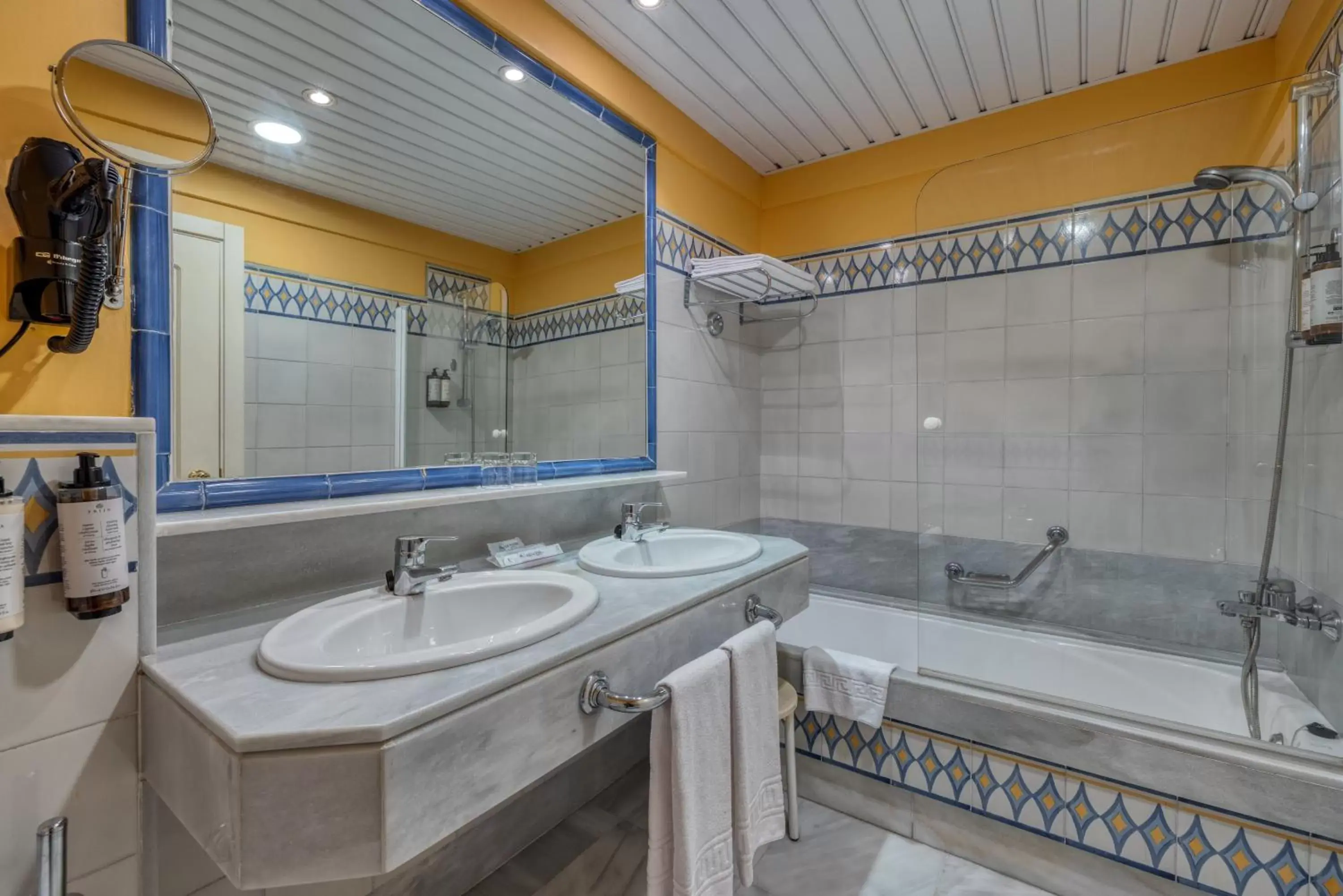 Shower, Bathroom in Guadacorte Park