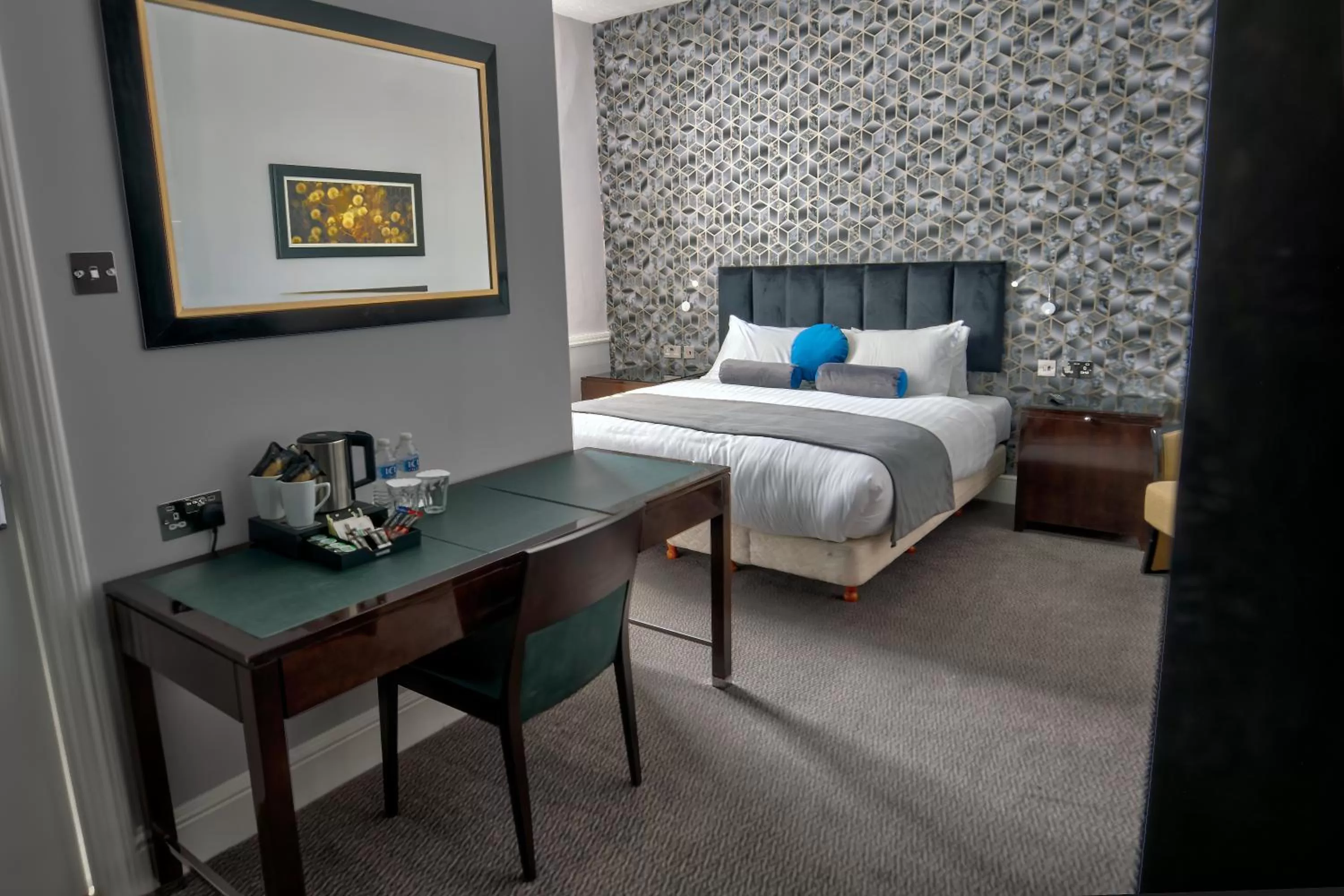 Photo of the whole room, Bed in The Bridge Hotel