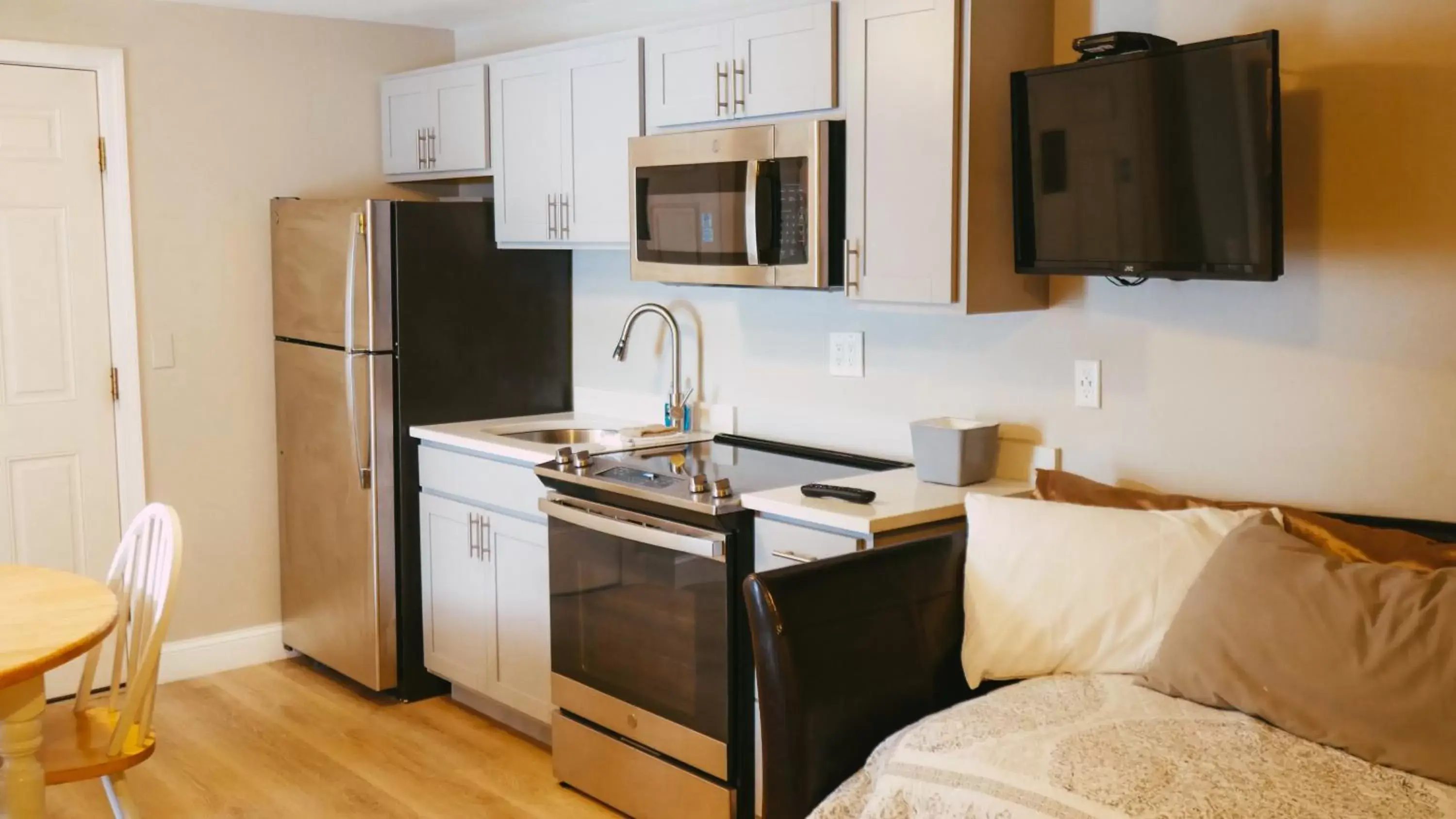 Kitchen/Kitchenette in The Atlantic Motel