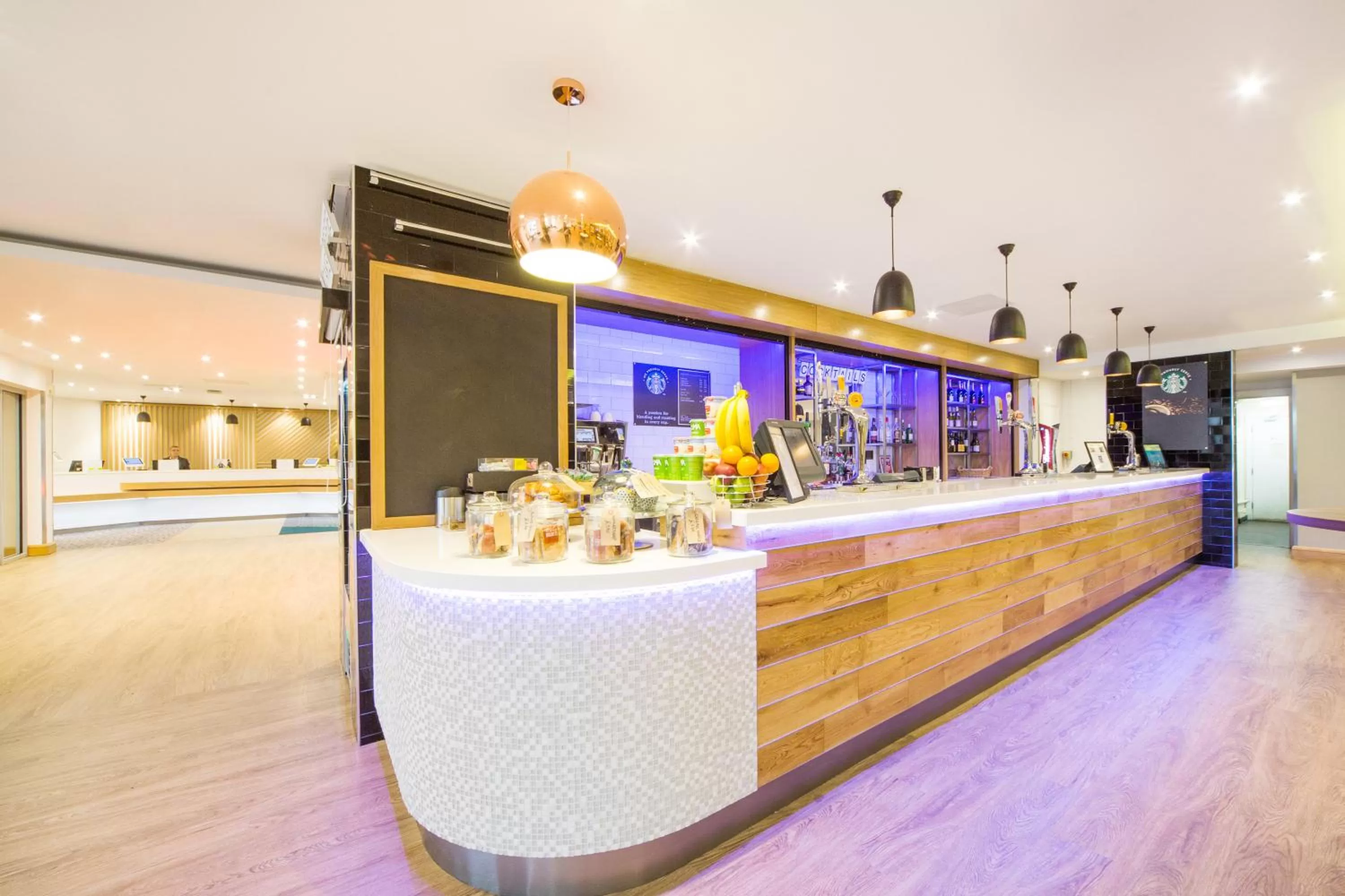 Lounge or bar in Holiday Inn London - Gatwick Airport by IHG