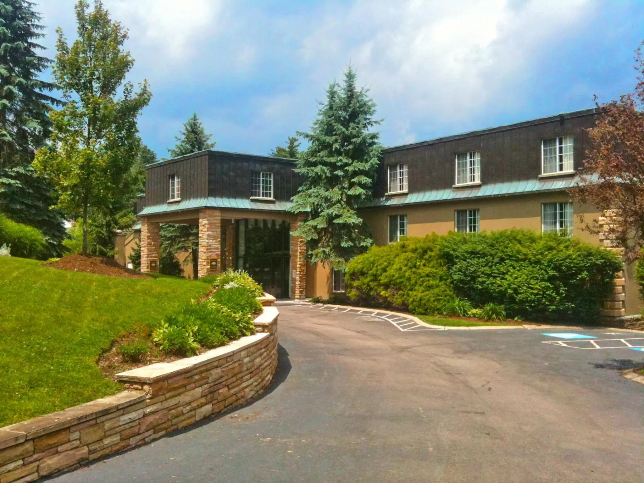 Facade/entrance in Meadowbrook Inn