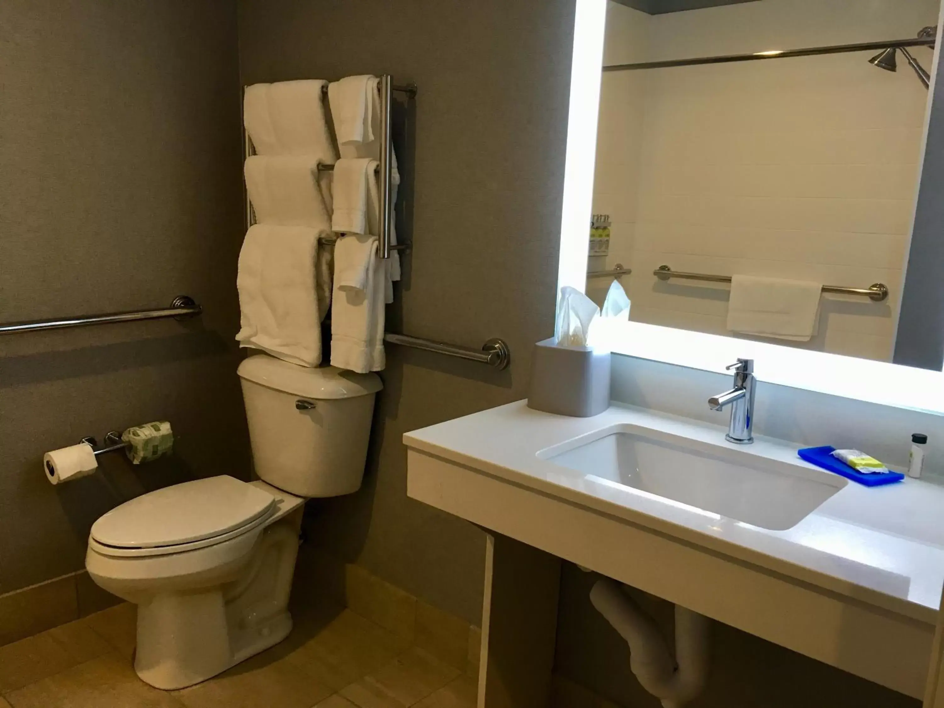 Photo of the whole room, Bathroom in Holiday Inn Express - Grand Island, an IHG Hotel