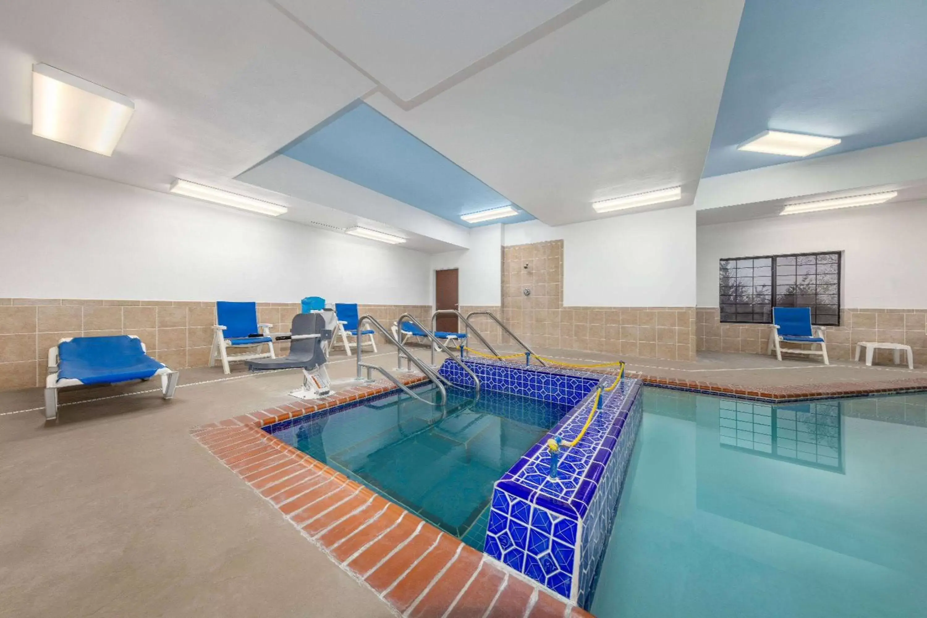 Hot Tub, Swimming Pool in Baymont by Wyndham Pratt