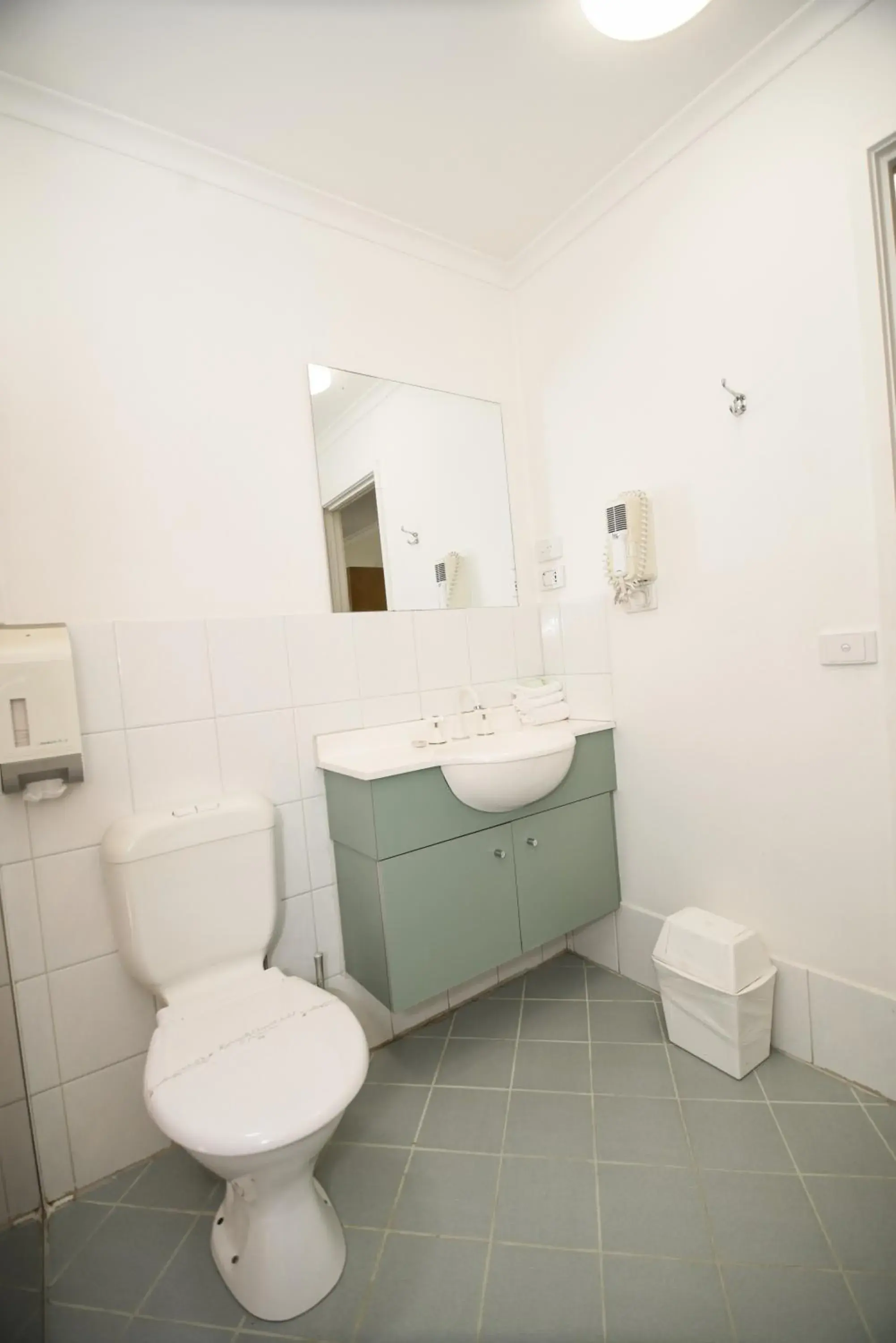 Bathroom in Sandown Heritage Motel