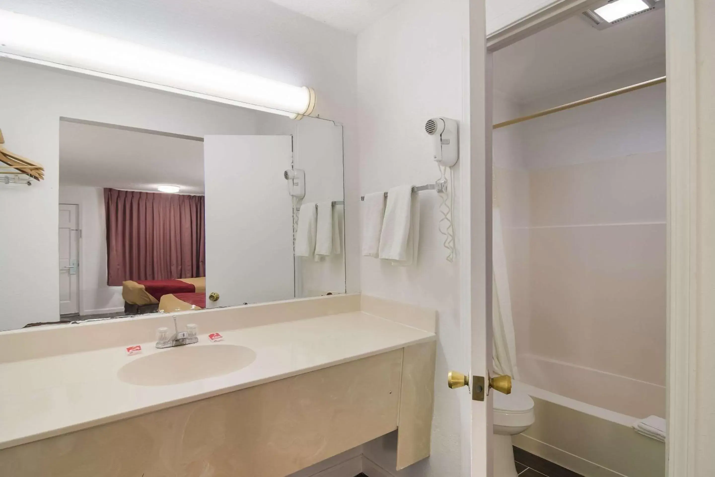 Bedroom, Bathroom in Econo Lodge Calhoun North Damascus