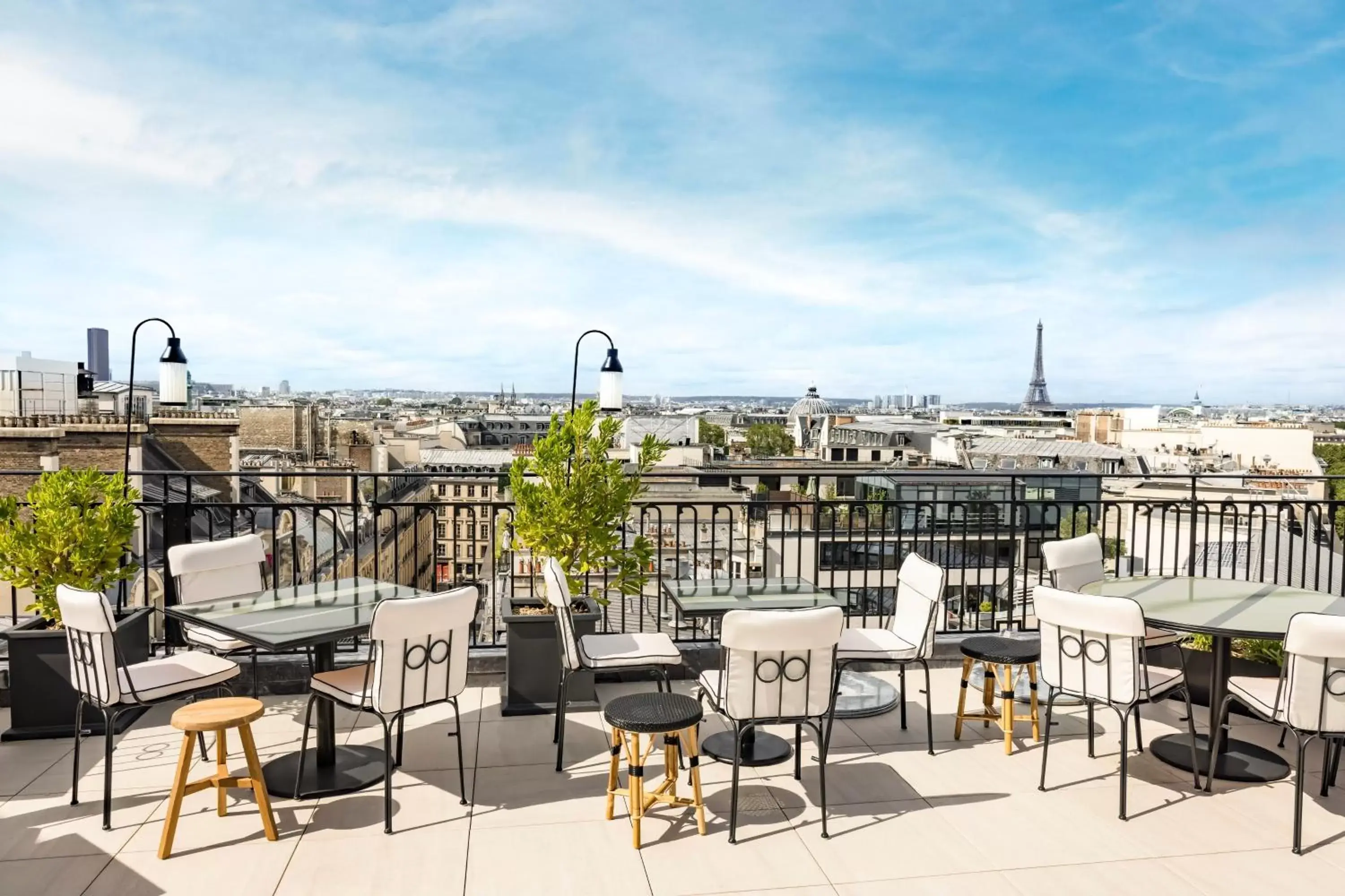 Lounge or bar in Kimpton - St Honoré Paris, an IHG Hotel