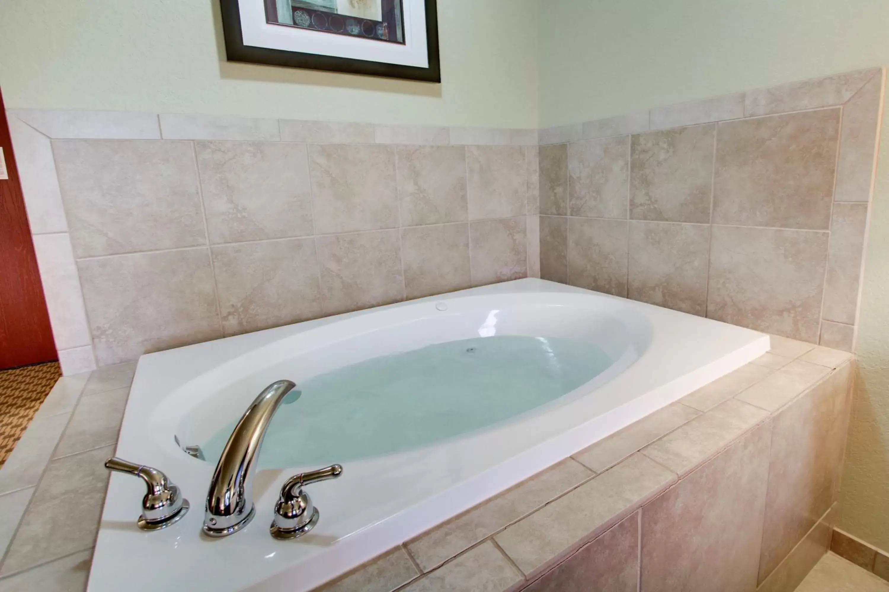 Hot Tub, Bathroom in Cobblestone Inn & Suites - Schuyler