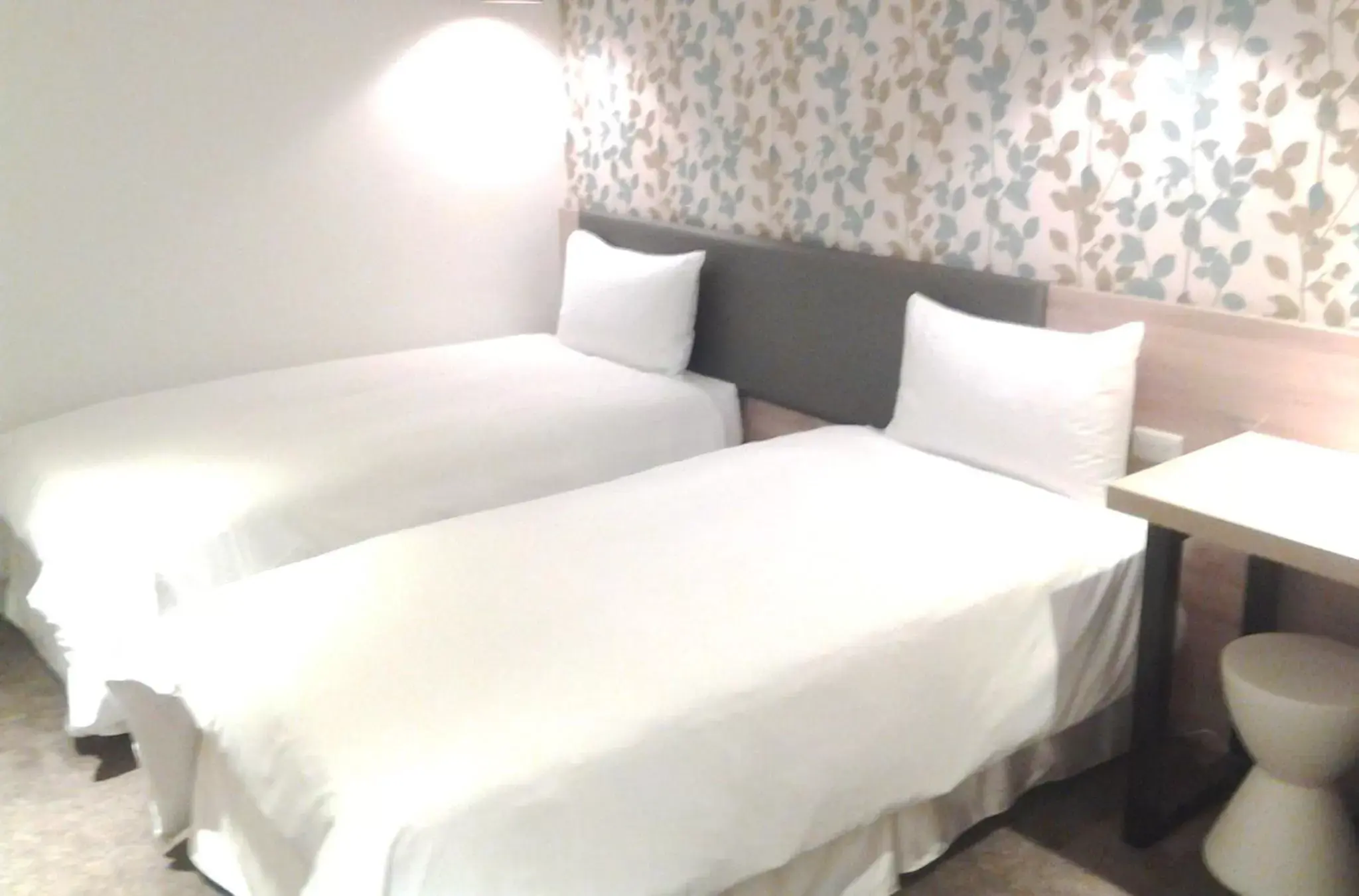 Photo of the whole room, Bed in Queens Hotel II