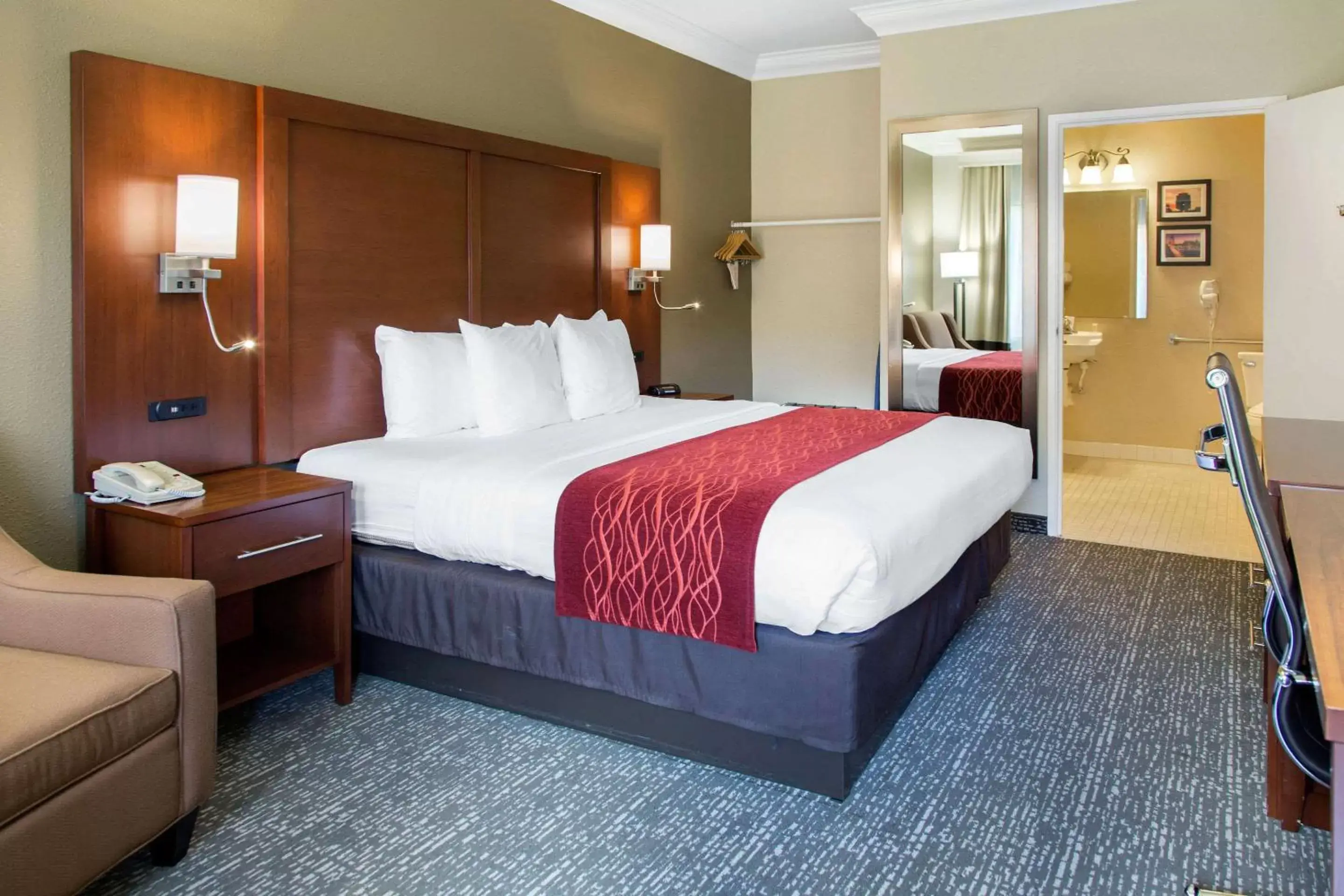 Photo of the whole room, Bed in Comfort Inn & Suites San Francisco Airport North